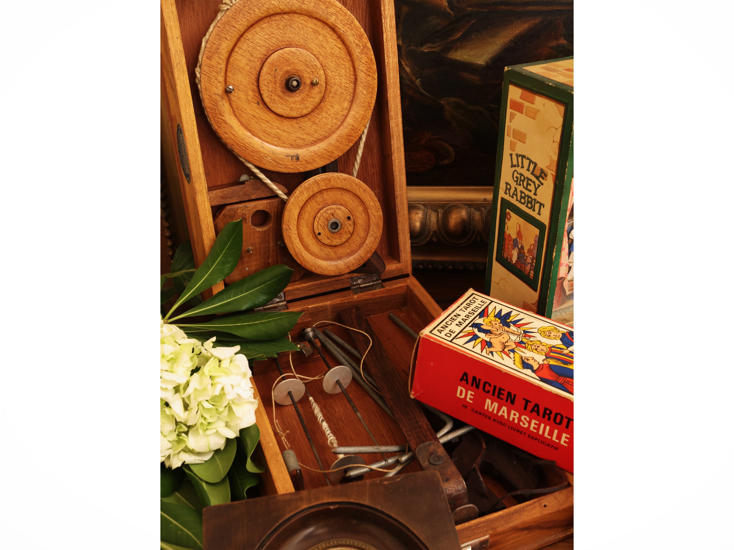 Lotto di curiosità d’epoca, balocchi e accessori da gioco, raccolta di ninnoli e oggetti decorati...