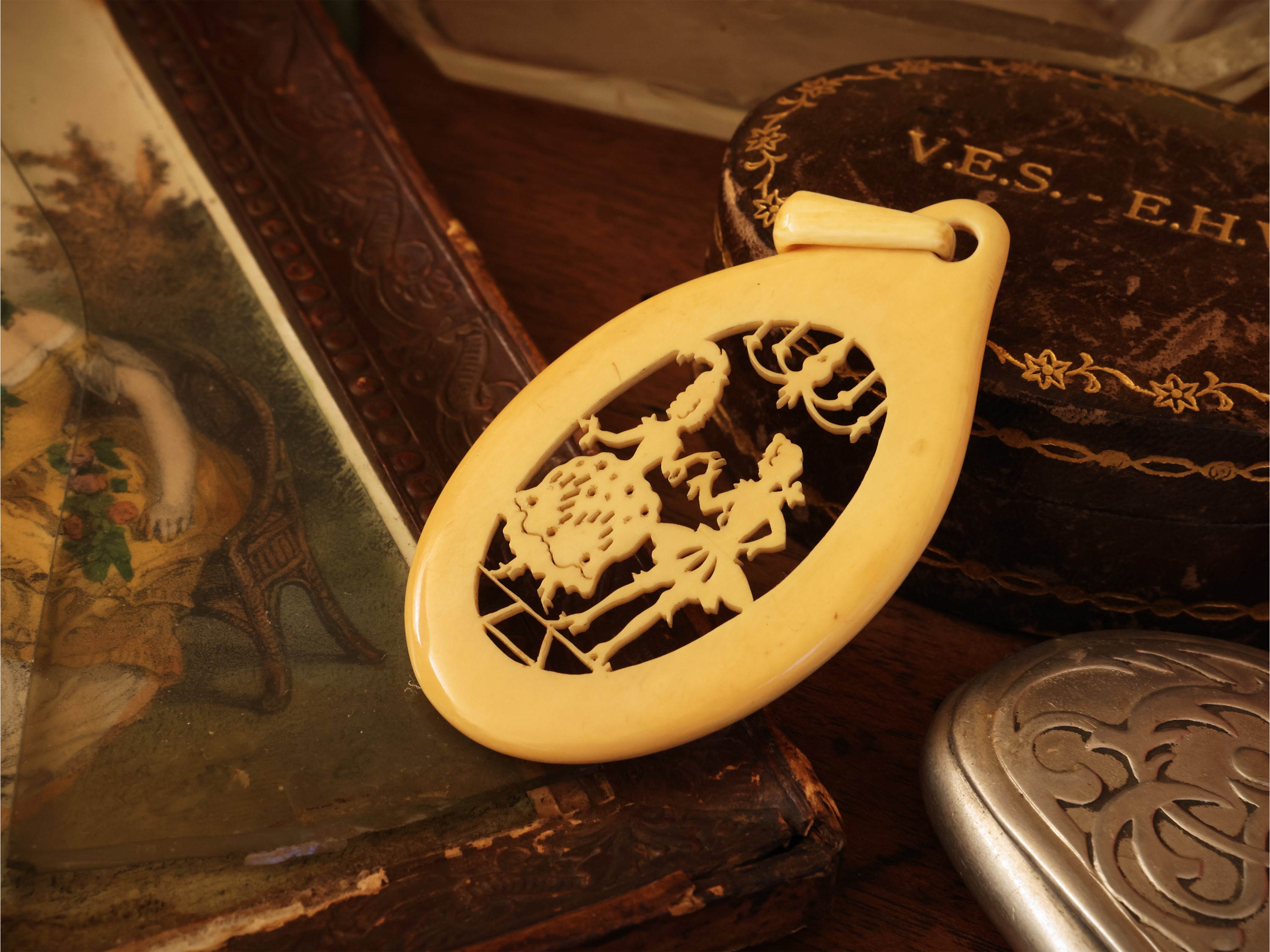 Galanterie d’epoca, set da toilette in bachelite e accessori decorativi (XIX/XX secolo)