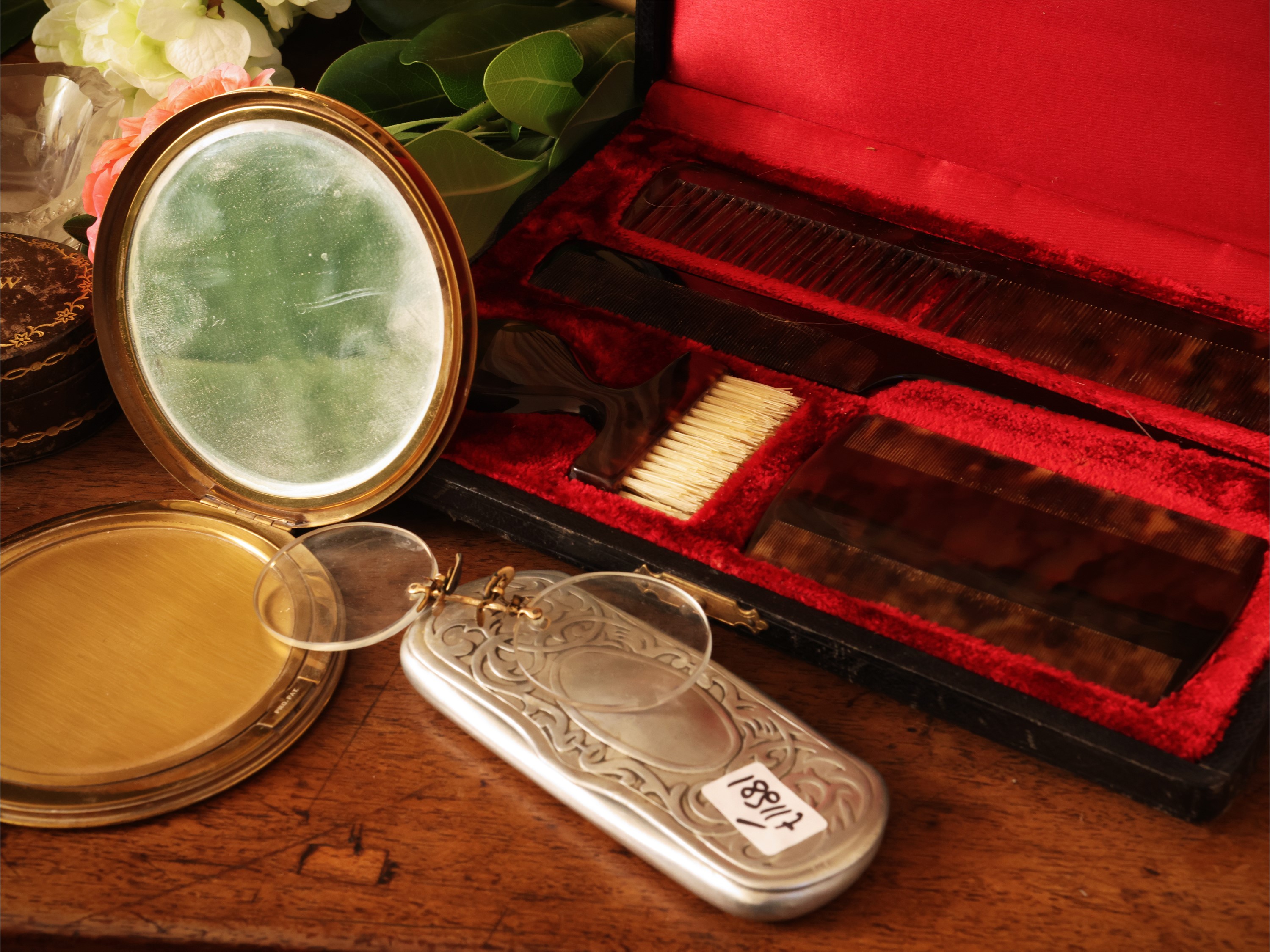 Galanterie d’epoca, set da toilette in bachelite e accessori decorativi (XIX/XX secolo)
