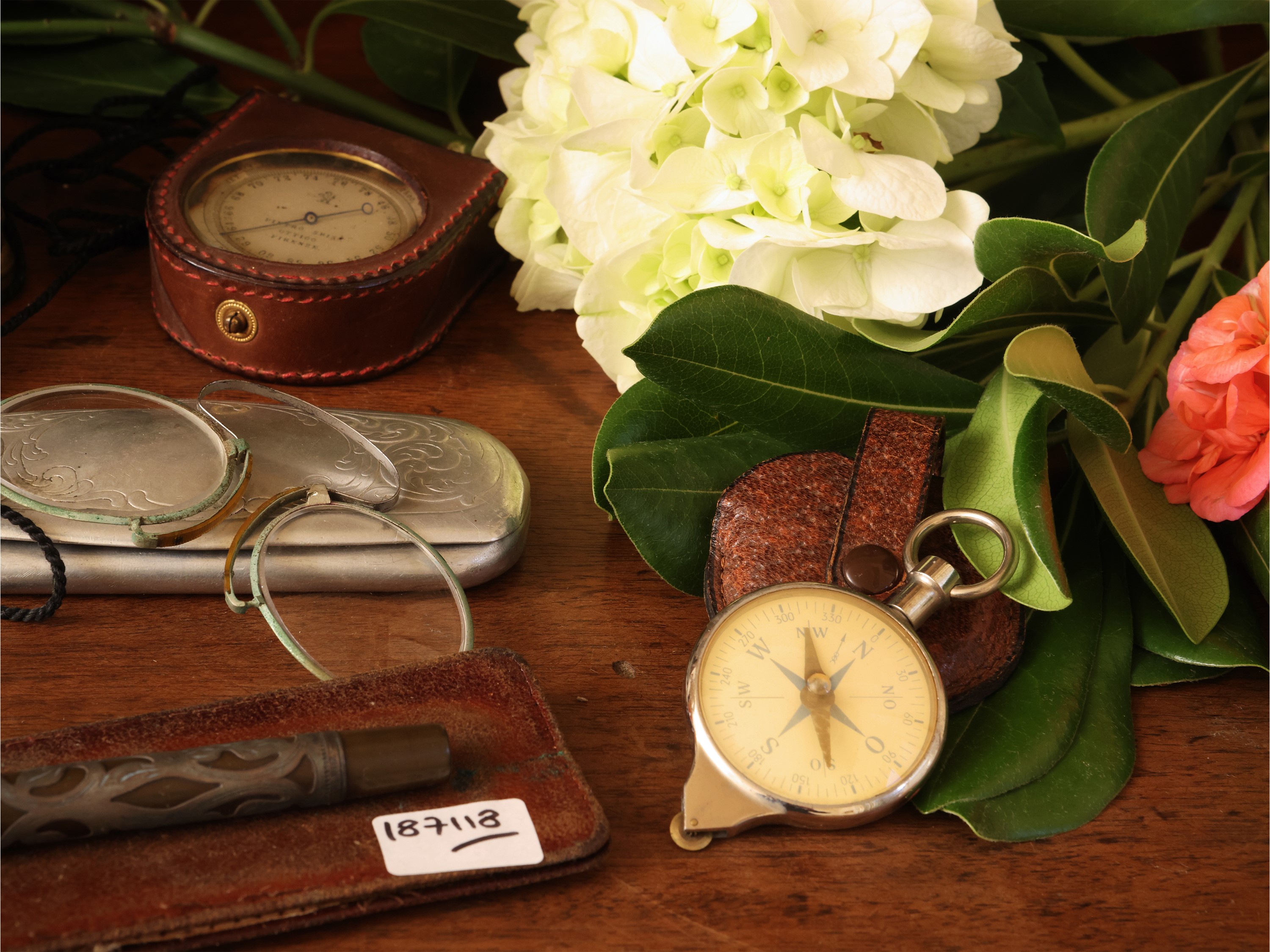 Curiosità d’epoca, XIX/XX secolo, ufficialina in ottone e orologi
