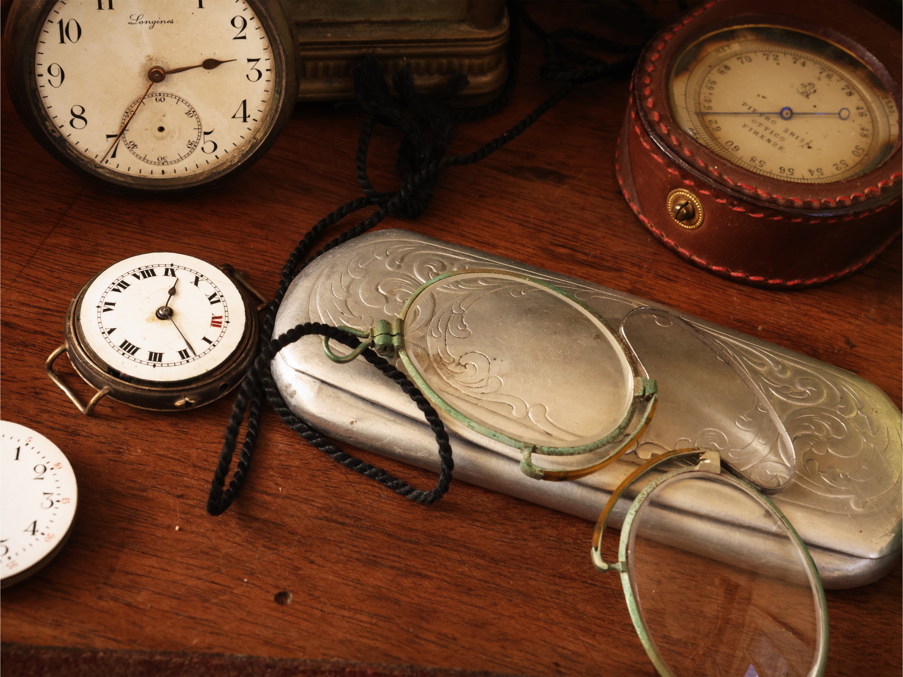 Curiosità d’epoca, XIX/XX secolo, ufficialina in ottone e orologi