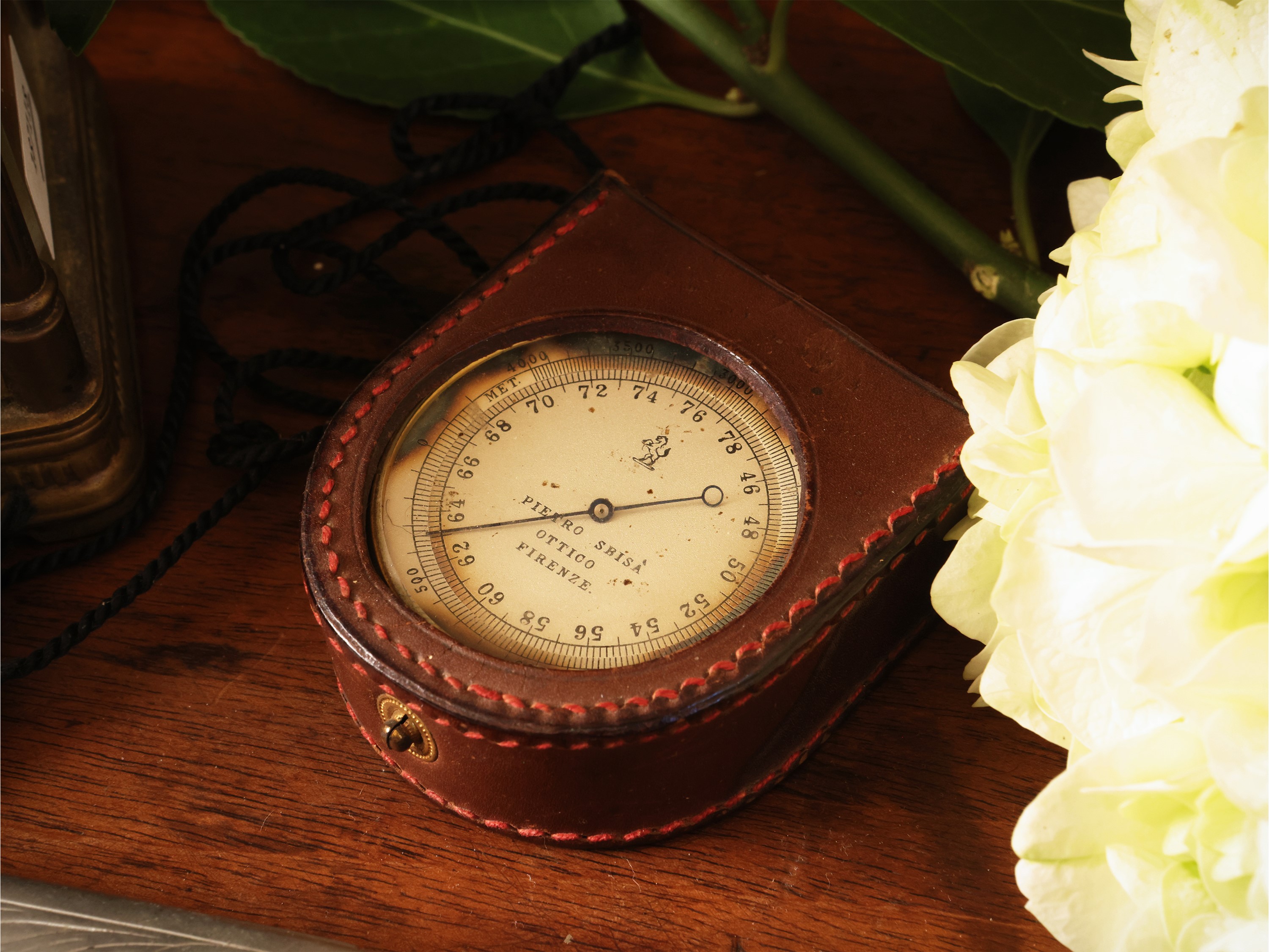 Curiosità d’epoca, XIX/XX secolo, ufficialina in ottone e orologi