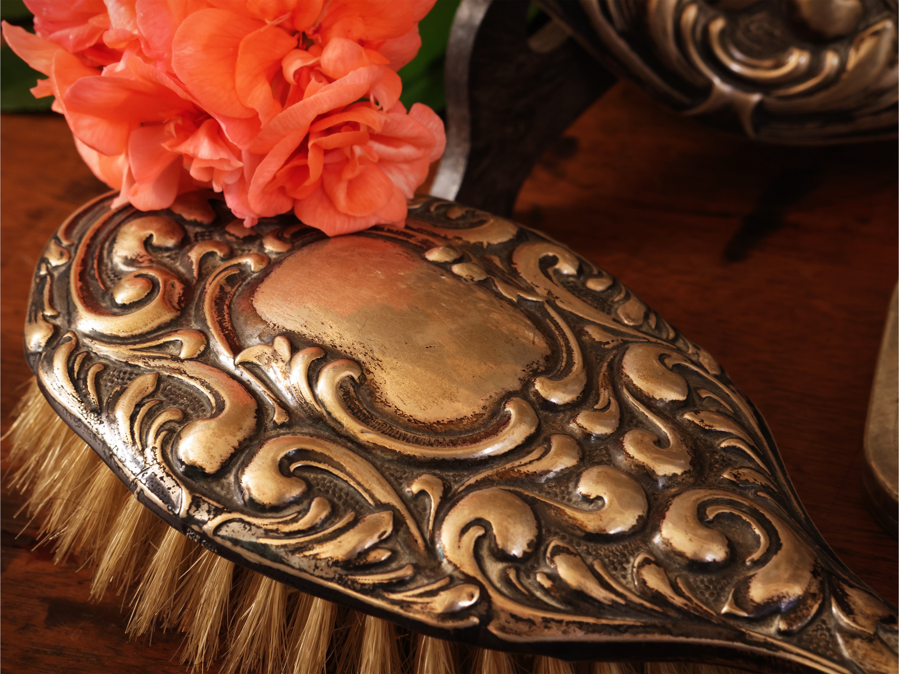 Set di accessori da toilette in argento sbalzato, spazzole e specchio a mano con portacipria da b...
