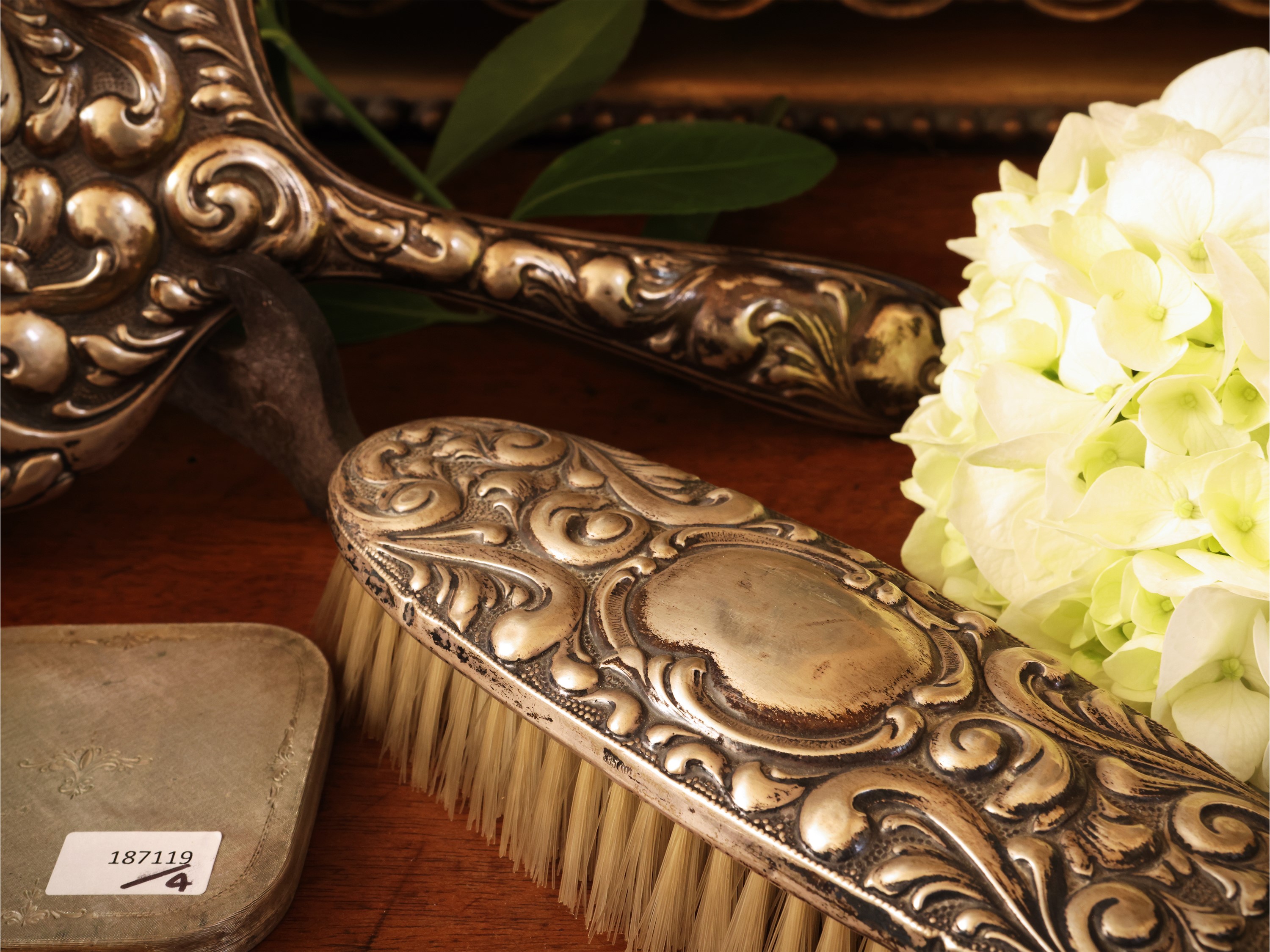 Set di accessori da toilette in argento sbalzato, spazzole e specchio a mano con portacipria da b...