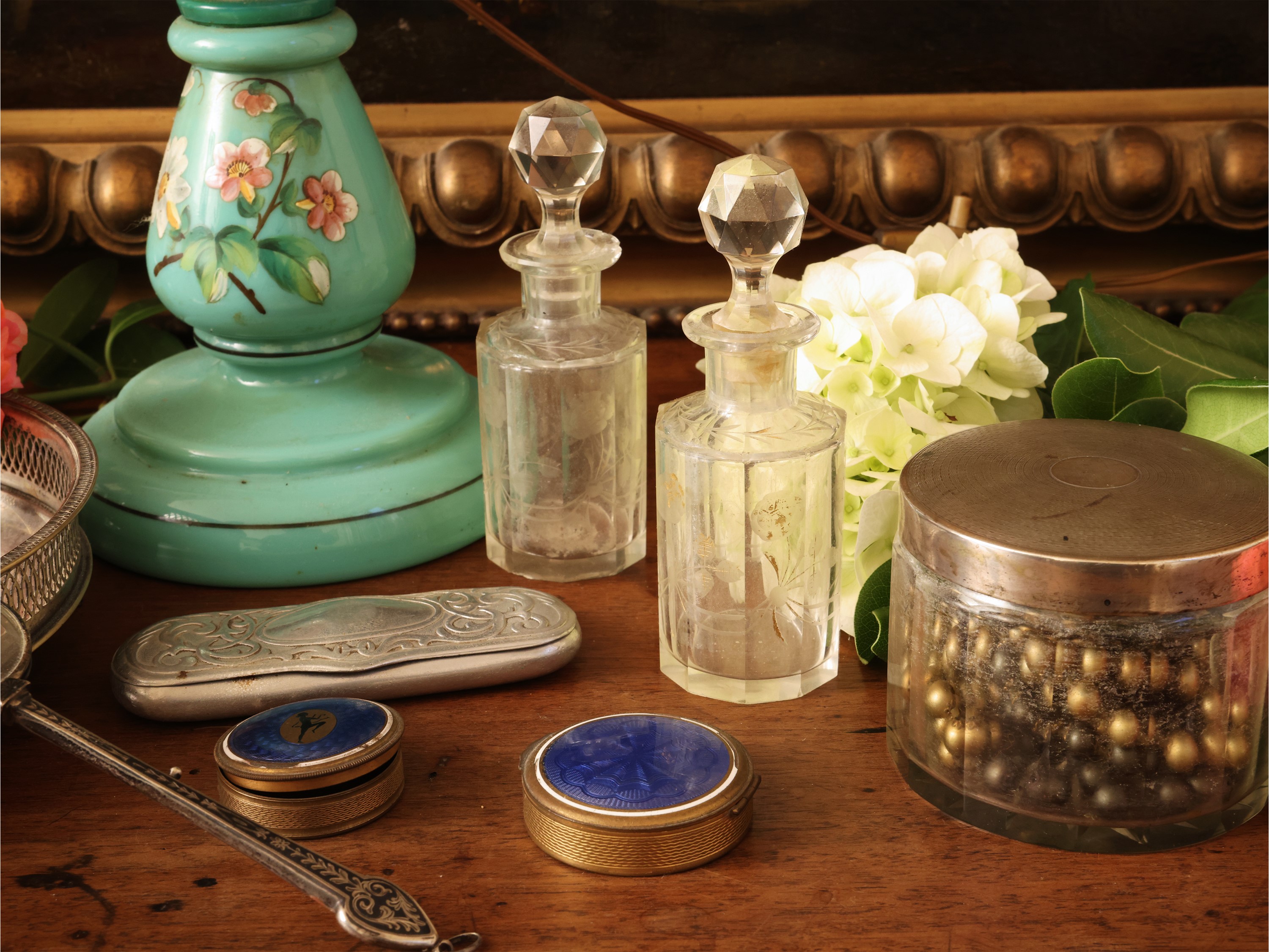 Accessori da toilette, tra cui scatoline in smalto blu cobalto, vassoietto circolare traforato e ...