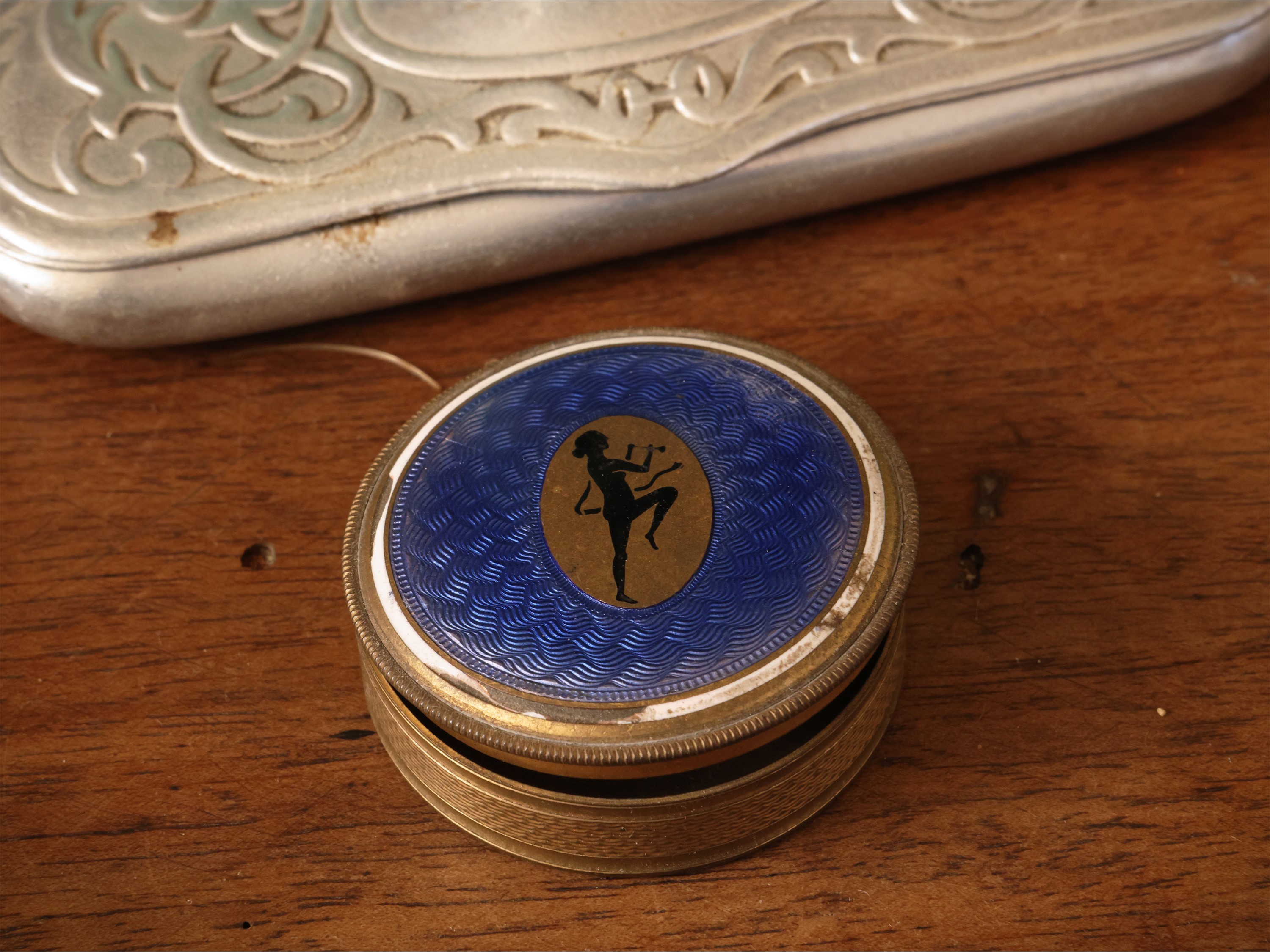 Accessori da toilette, tra cui scatoline in smalto blu cobalto, vassoietto circolare traforato e ...