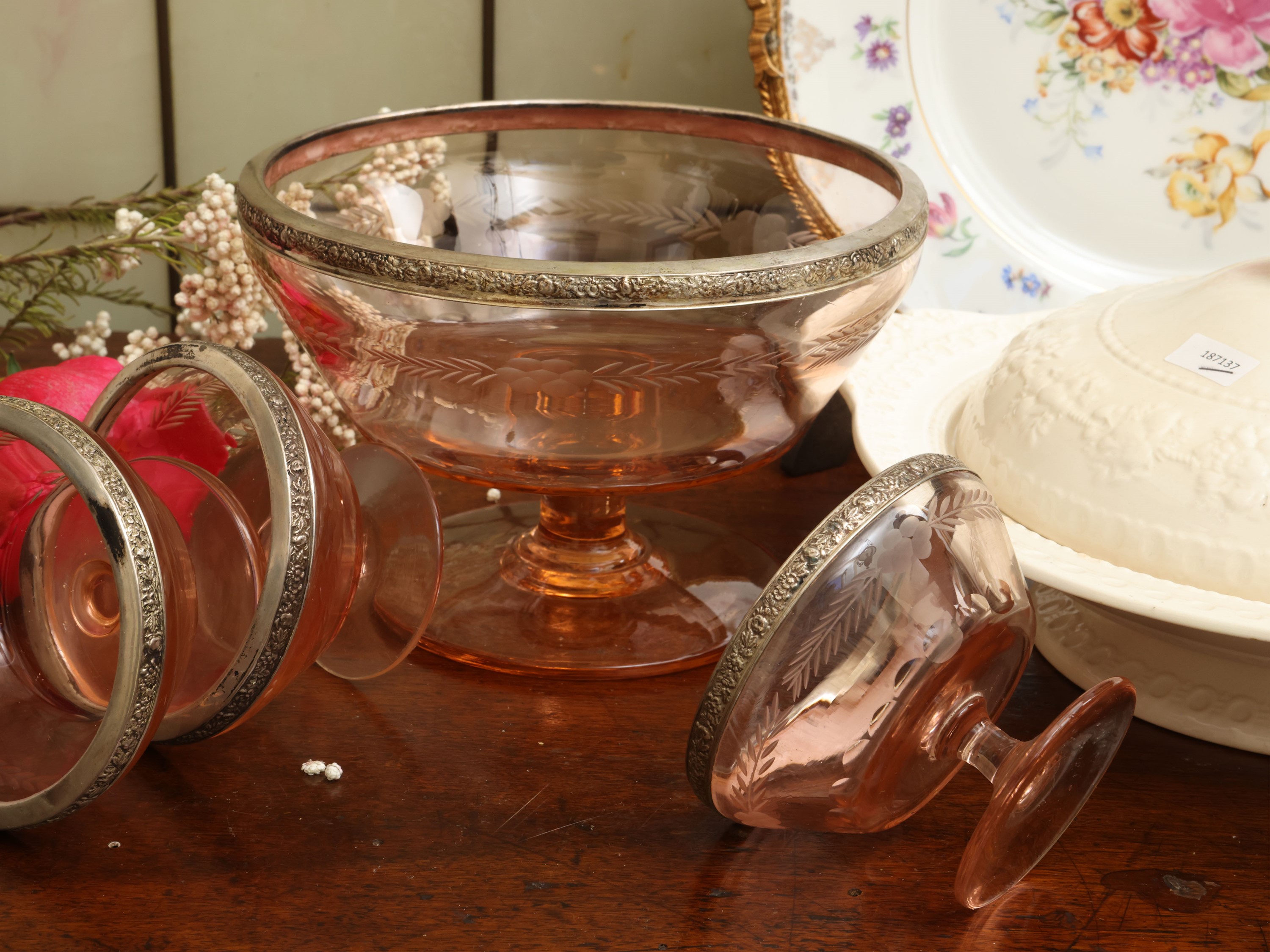 Etruria Wedgwood, Set da tavola con legumiera, sottopiatti Limoges e coppe da macedonia in vetro ...