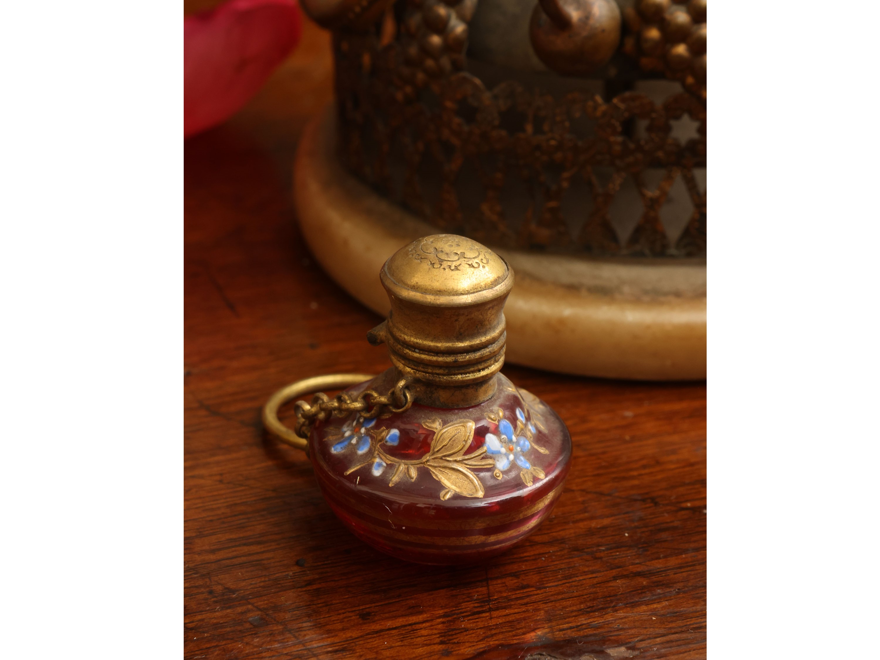 Sevres, Alzata centrotavola in porcellana dipinta con scena galante, XIX secolo