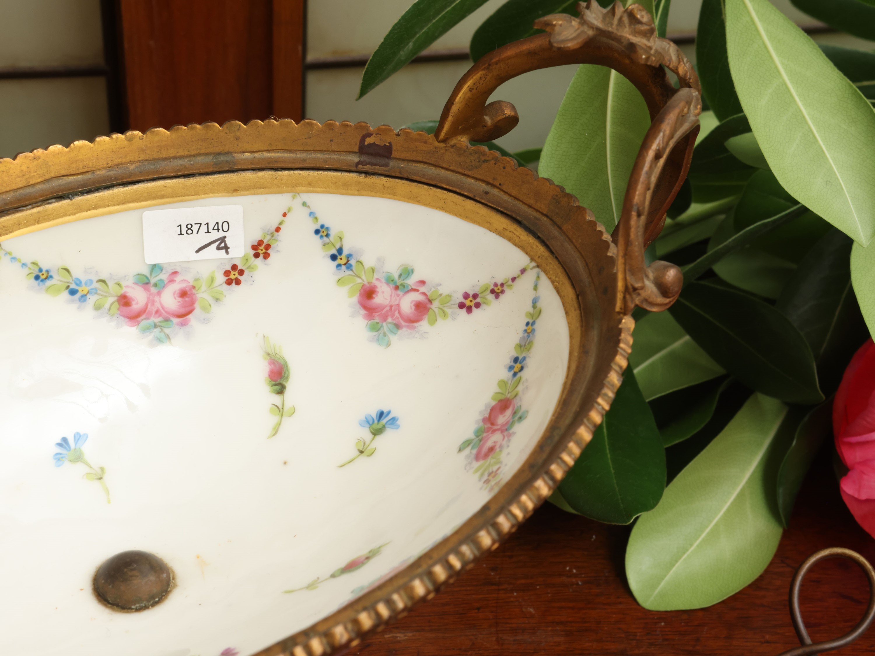 Sevres, Alzata centrotavola in porcellana dipinta con scena galante, XIX secolo