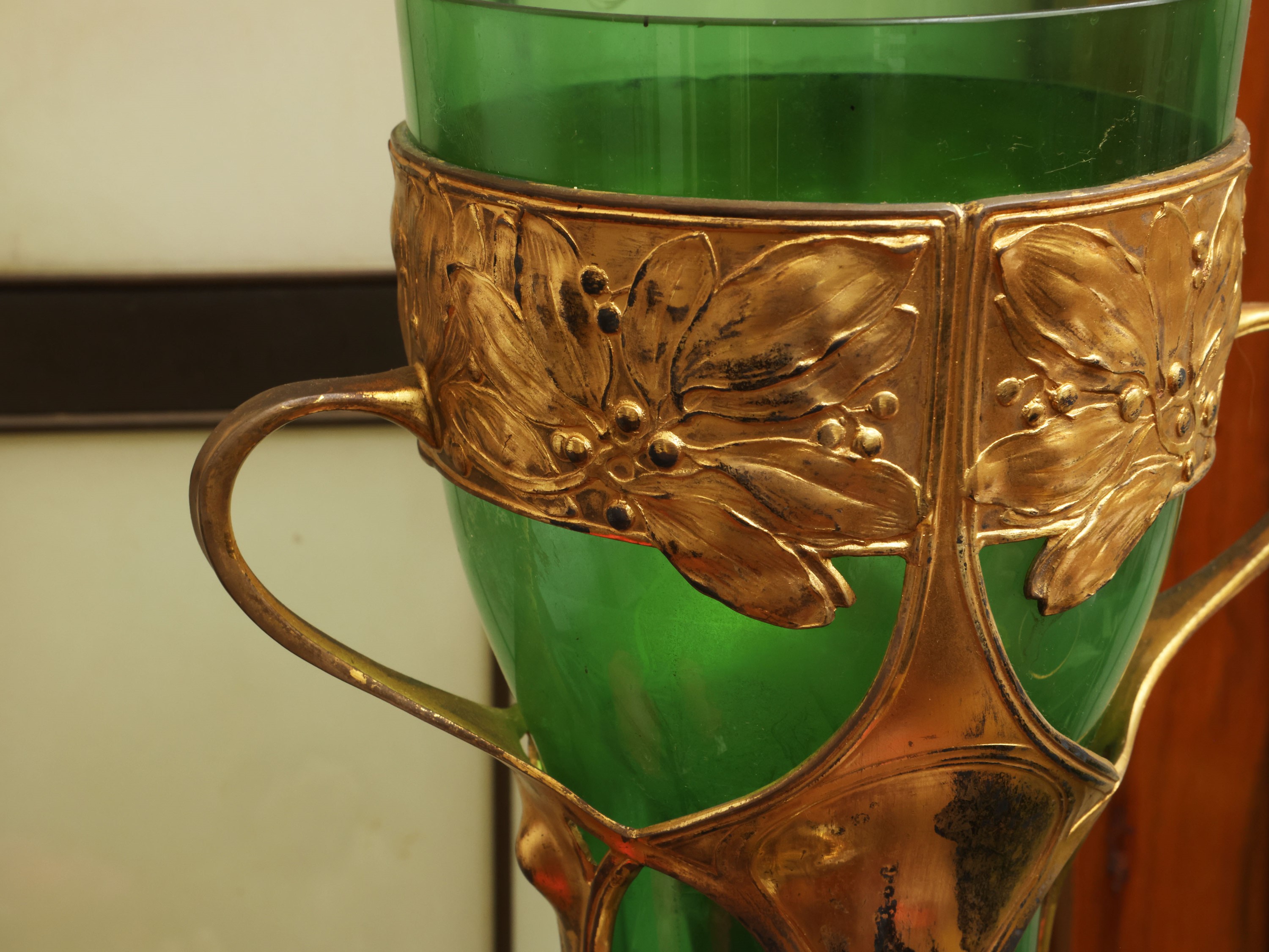 Artigianato d’arte, Due vasi Art Nouveau in vetro verde con montatura dorata