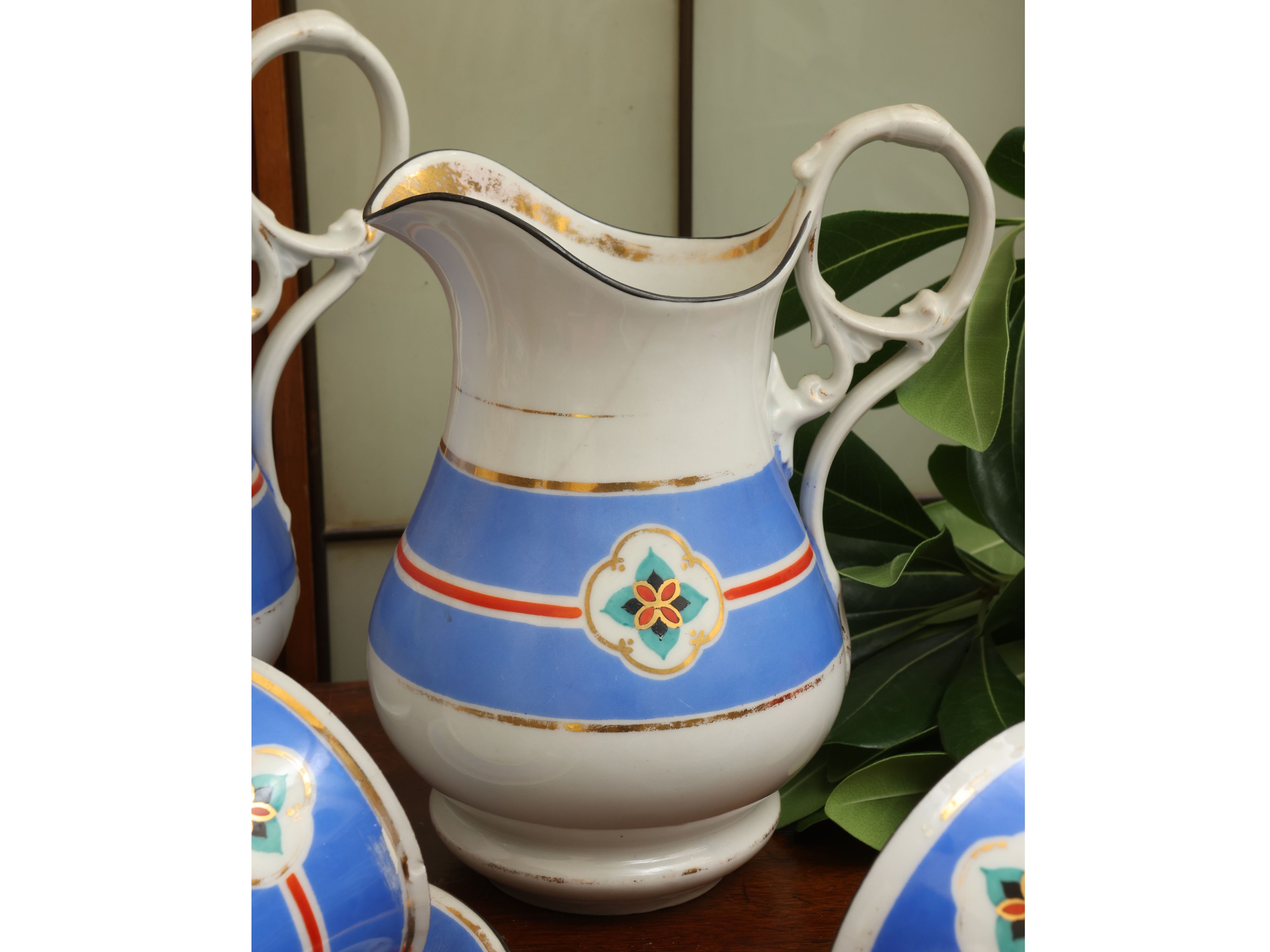 Servizio da tè, porcellana dipinta e decorata, metà del XIX secolo