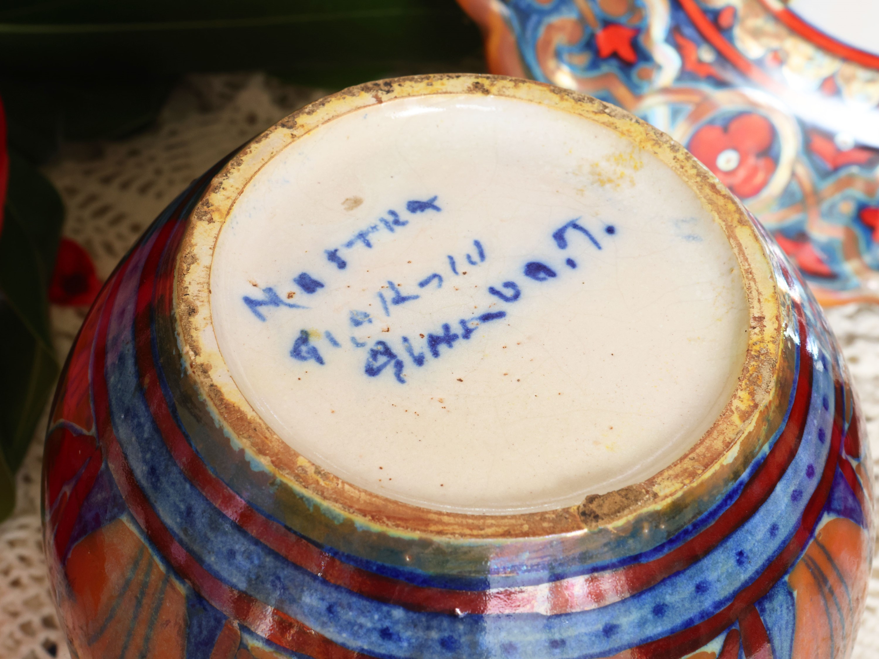 Gualdo Tadino, Due accessori in ceramica smaltata a lustro: vaso con motivo geometrico e piatto d...