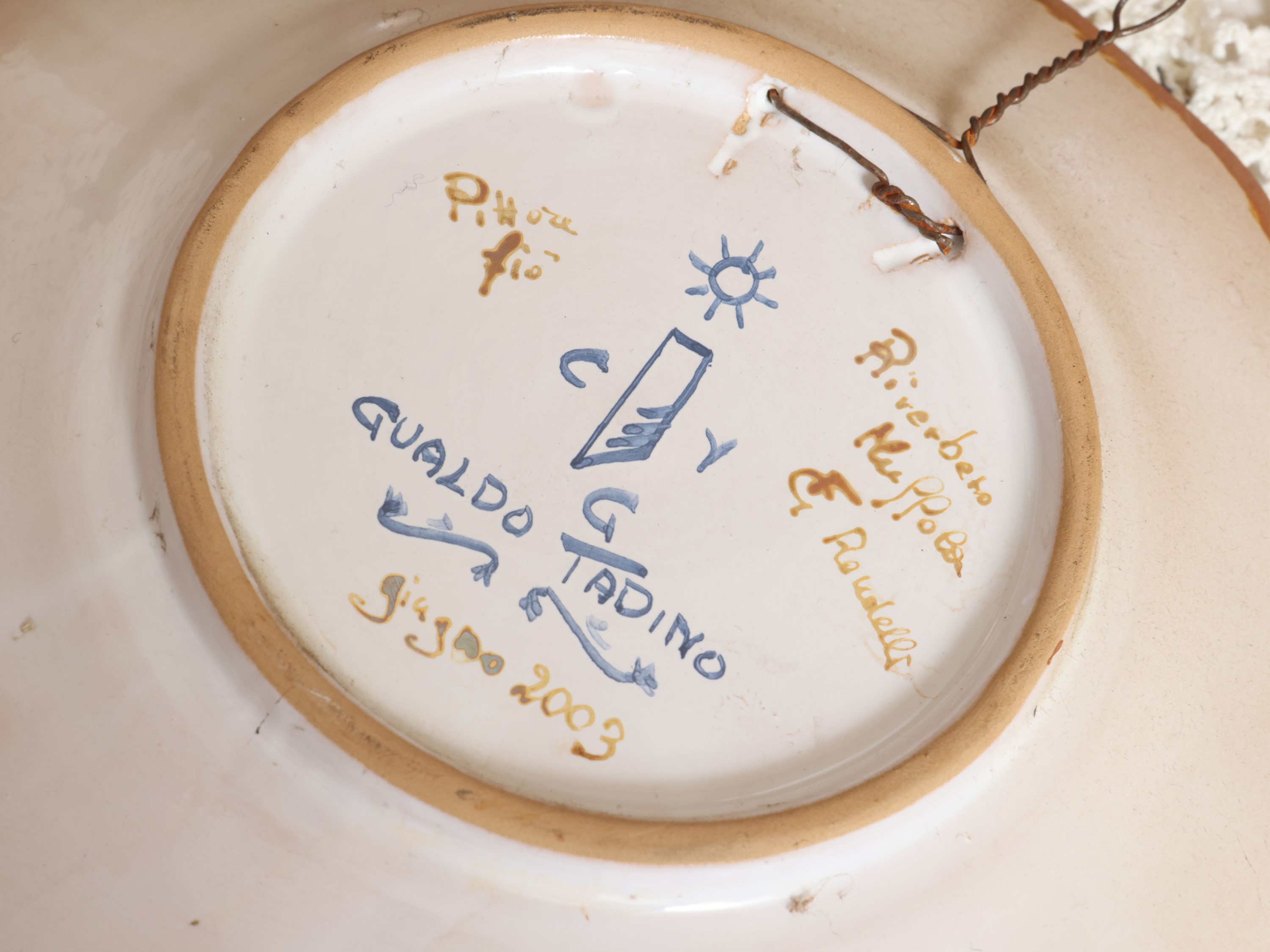 Gualdo Tadino, Due accessori in ceramica smaltata a lustro: vaso con motivo geometrico e piatto d...