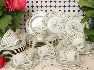 Royal Doulton, Servizio da tè e caffè in porcellana con decoro floreale “Provencal”