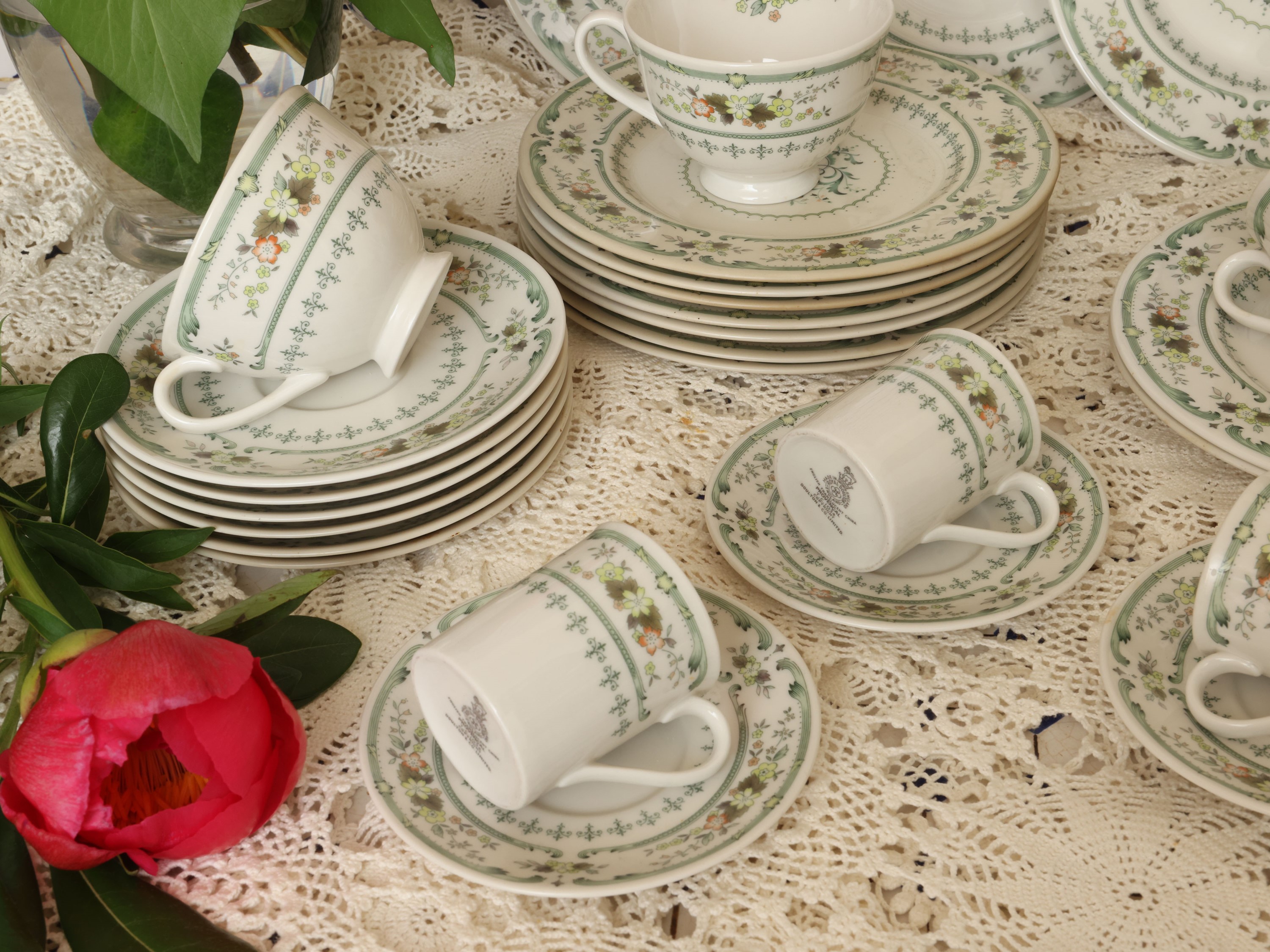 Royal Doulton, Servizio da tè e caffè in porcellana con decoro floreale “Provencal”