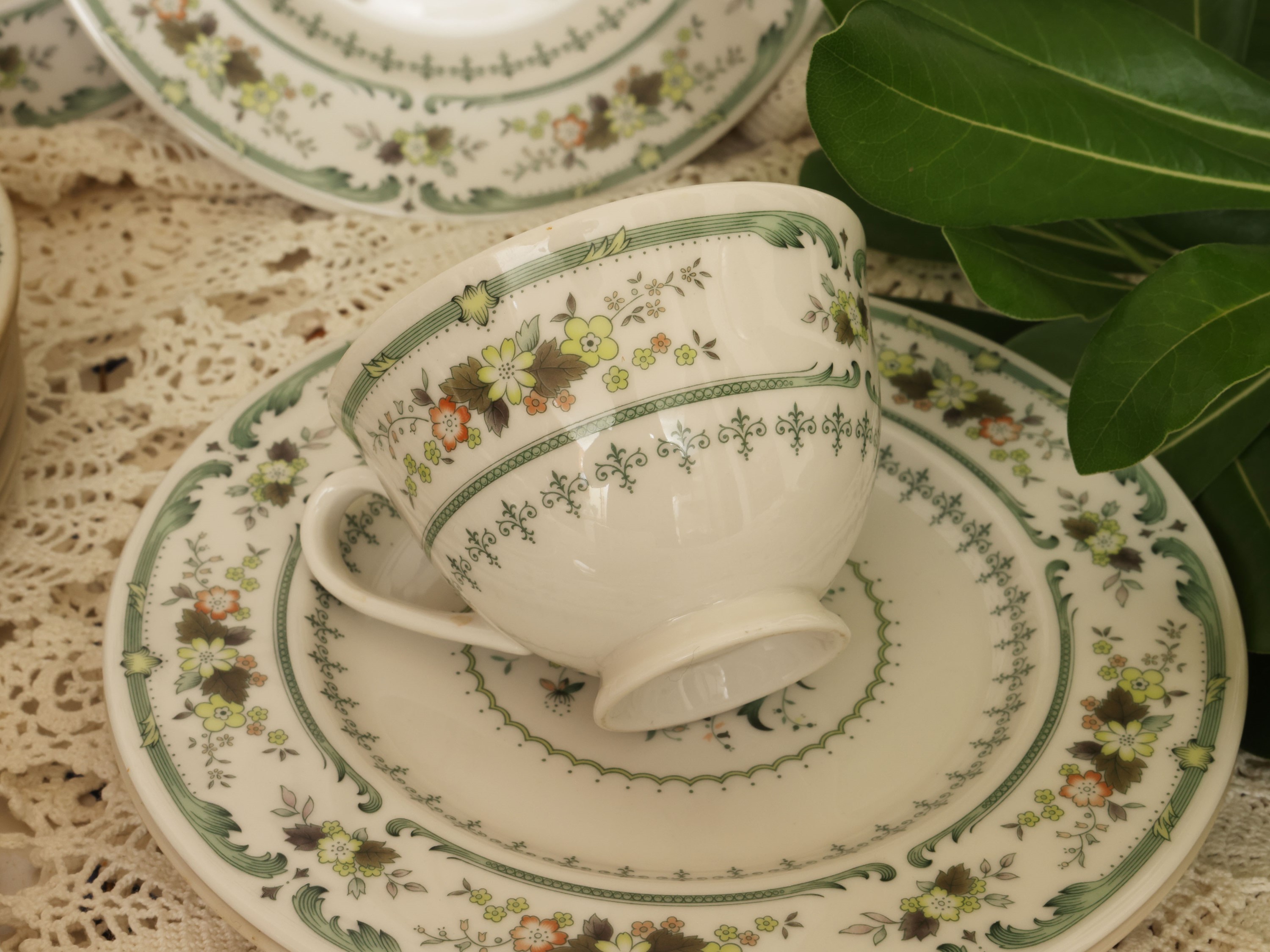 Royal Doulton, Servizio da tè e caffè in porcellana con decoro floreale “Provencal”