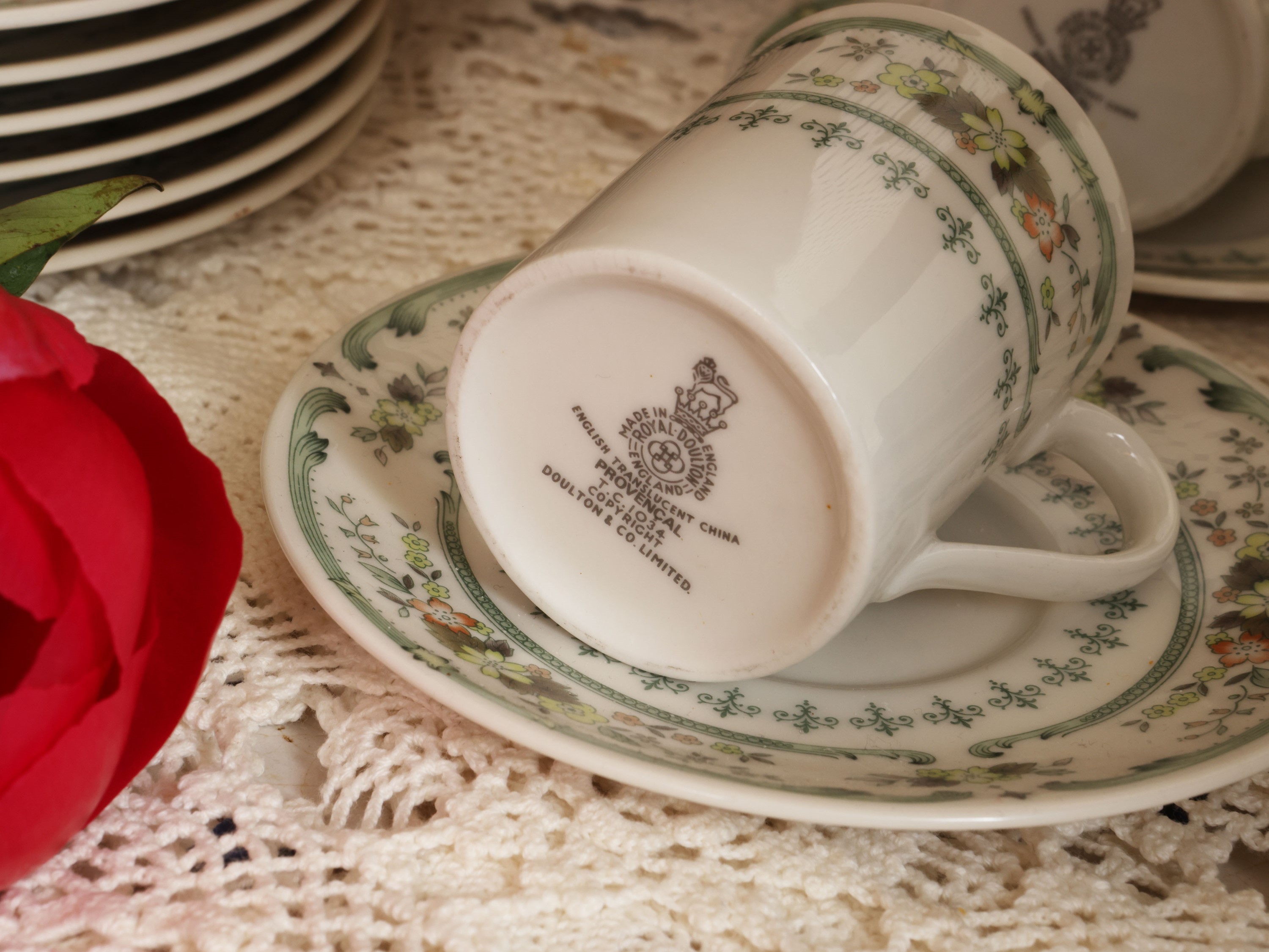 Royal Doulton, Servizio da tè e caffè in porcellana con decoro floreale “Provencal”