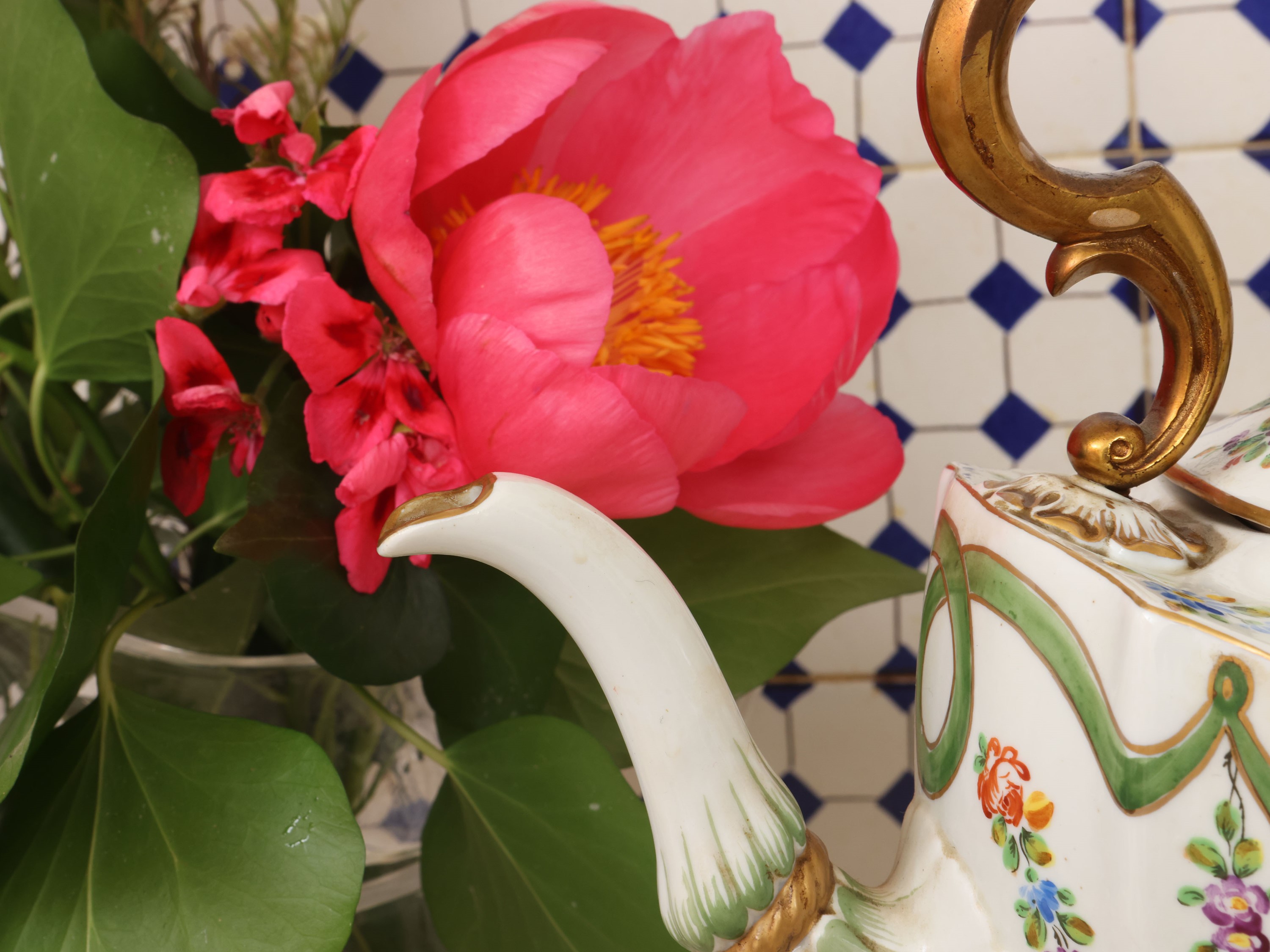 Samovar in porcellana, stile Sèvres, motivo a nastro in verde e decorazioni dorate