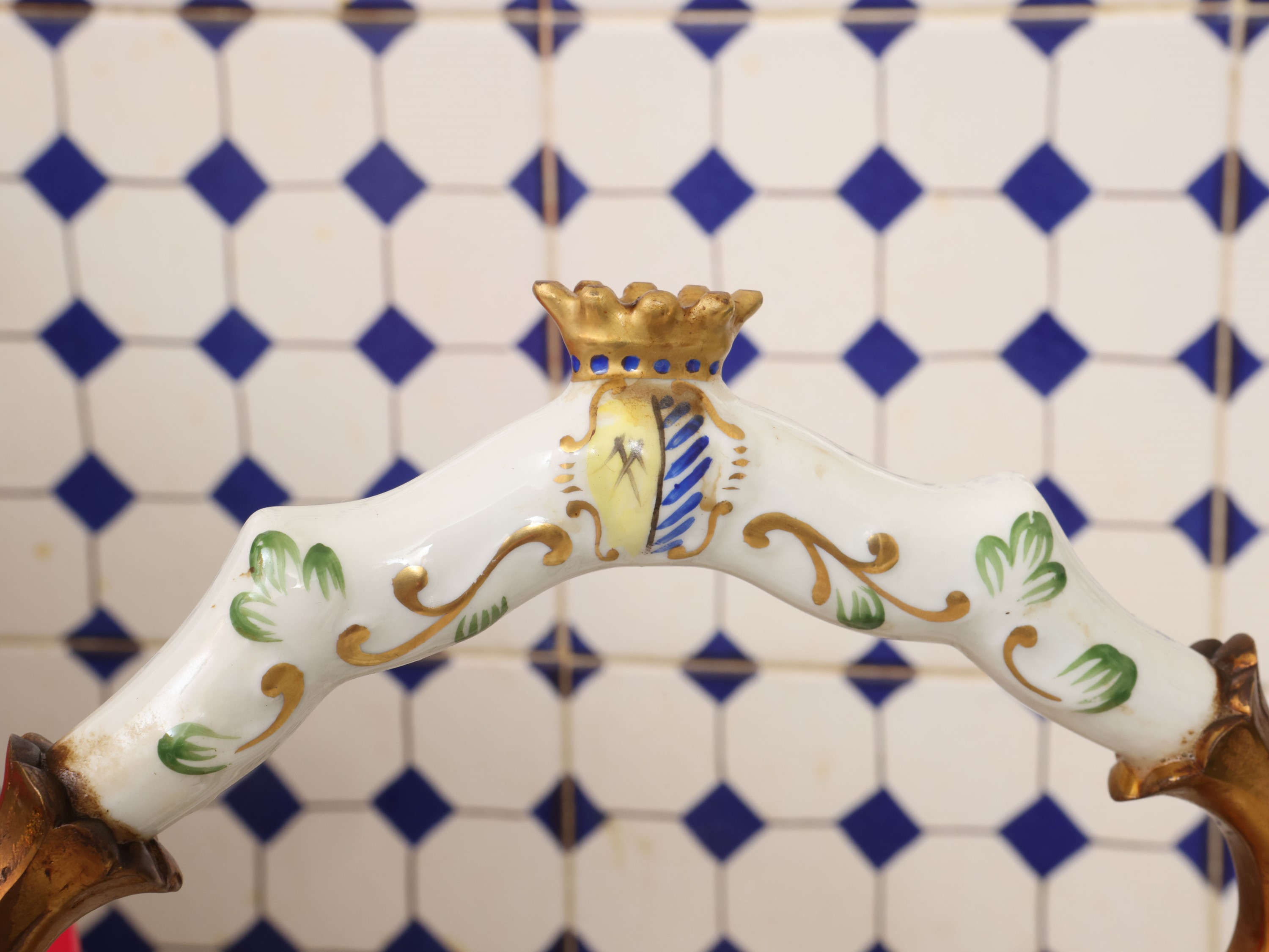 Samovar in porcellana, stile Sèvres, motivo a nastro in verde e decorazioni dorate