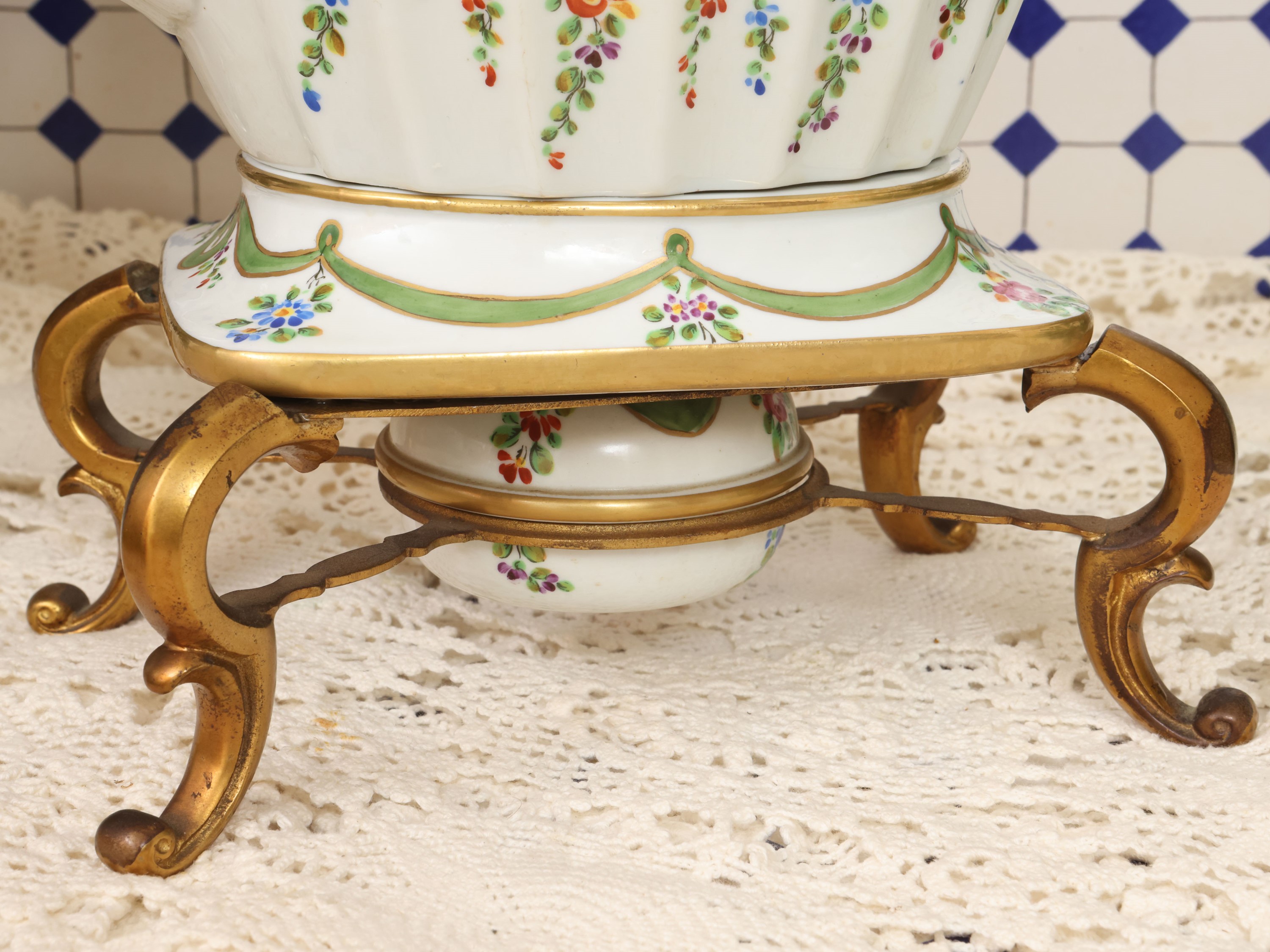Samovar in porcellana, stile Sèvres, motivo a nastro in verde e decorazioni dorate