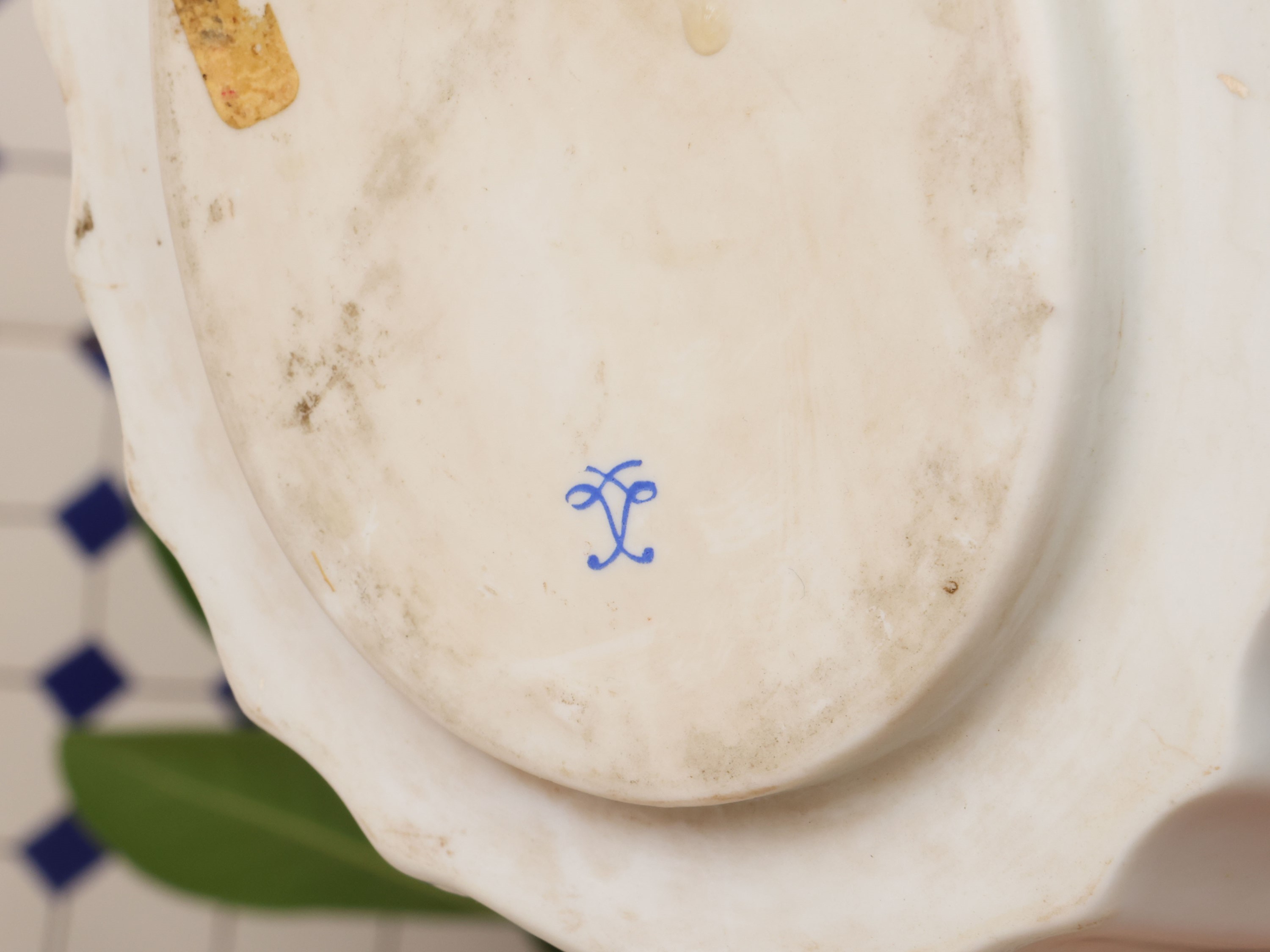 Samovar in porcellana, stile Sèvres, motivo a nastro in verde e decorazioni dorate