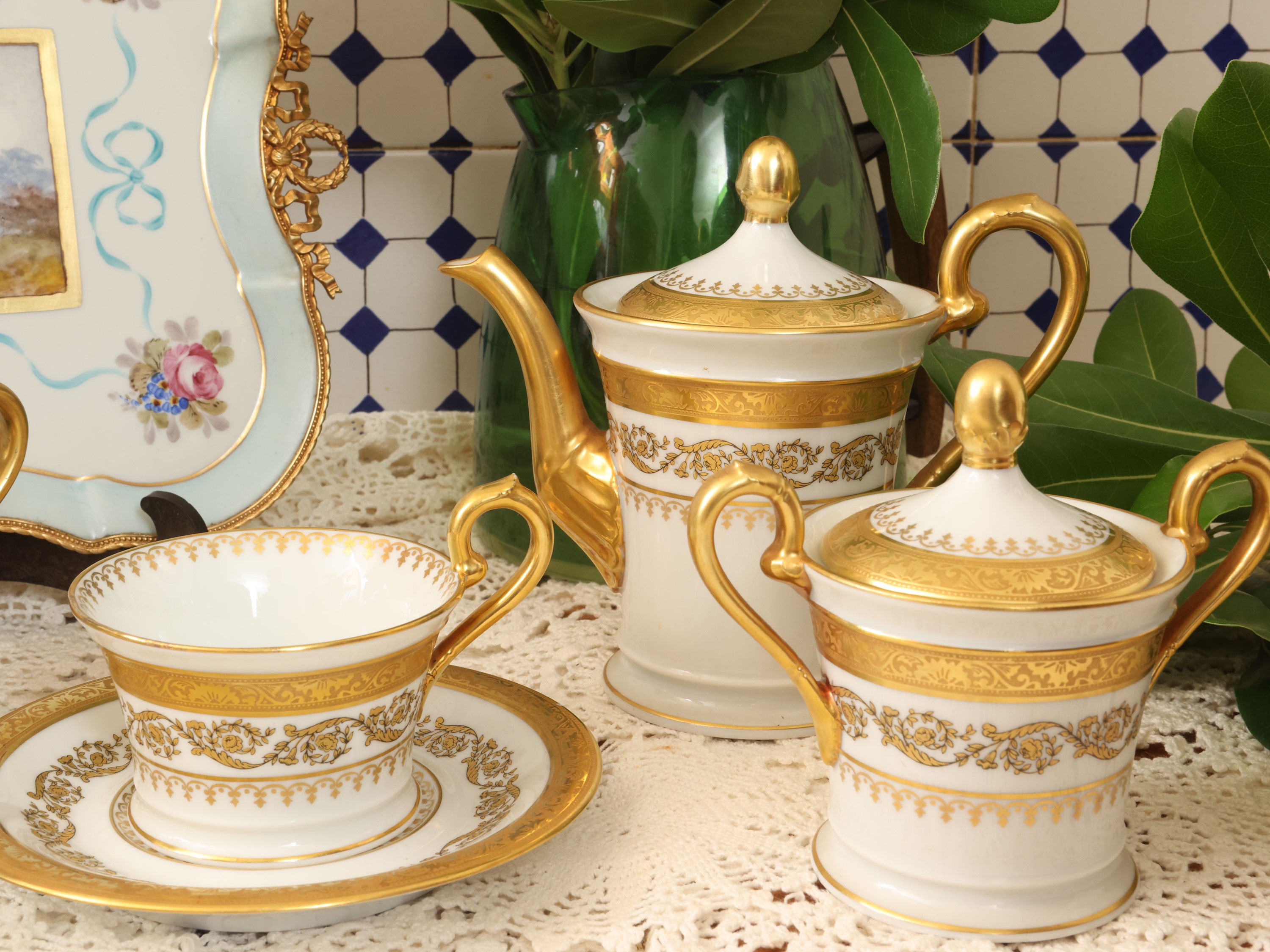 Limoges, Set da caffè tête-à-tête in porcellana dorata con decorazione floreale e tazzine
