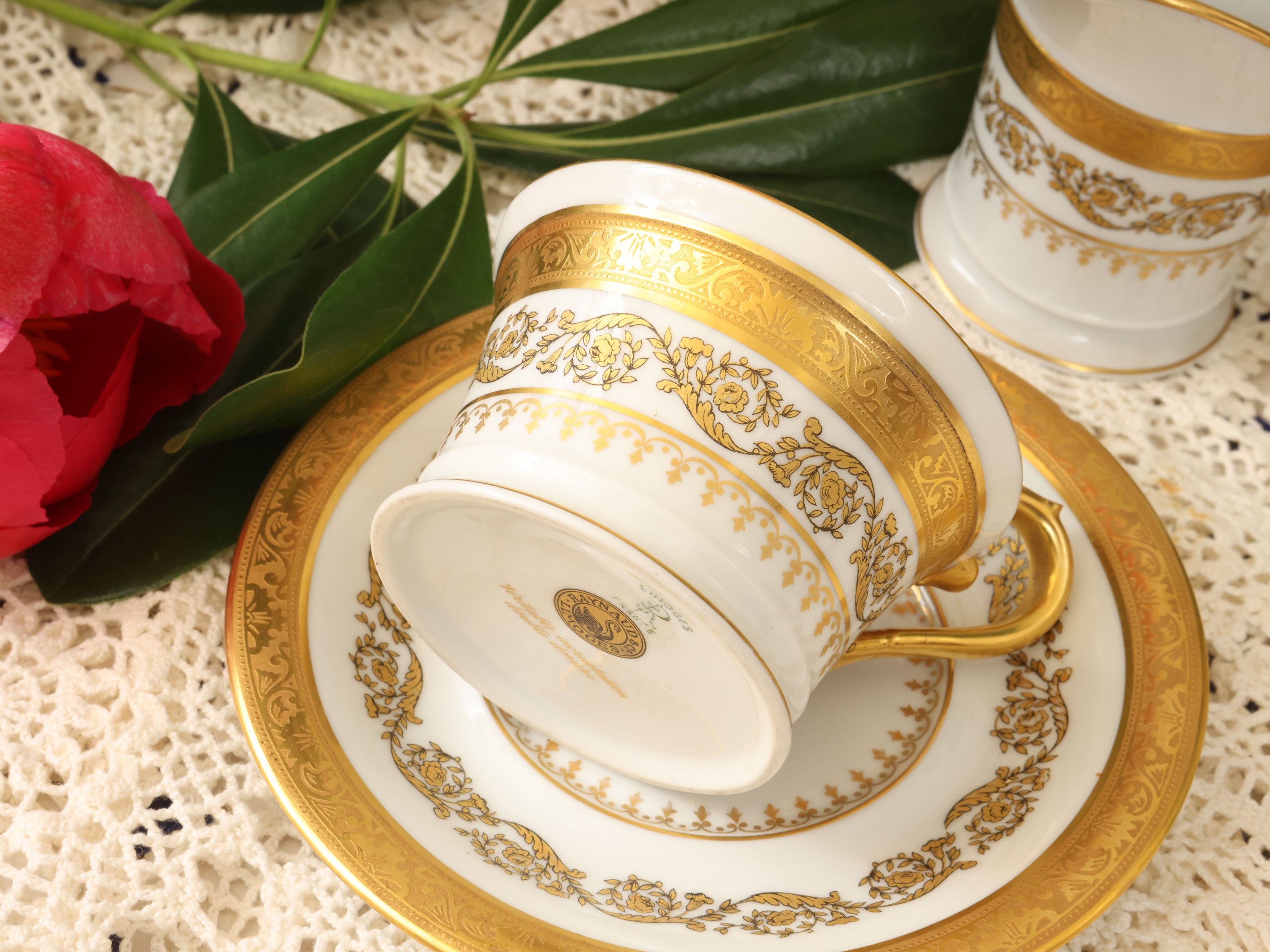 Limoges, Set da caffè tête-à-tête in porcellana dorata con decorazione floreale e tazzine