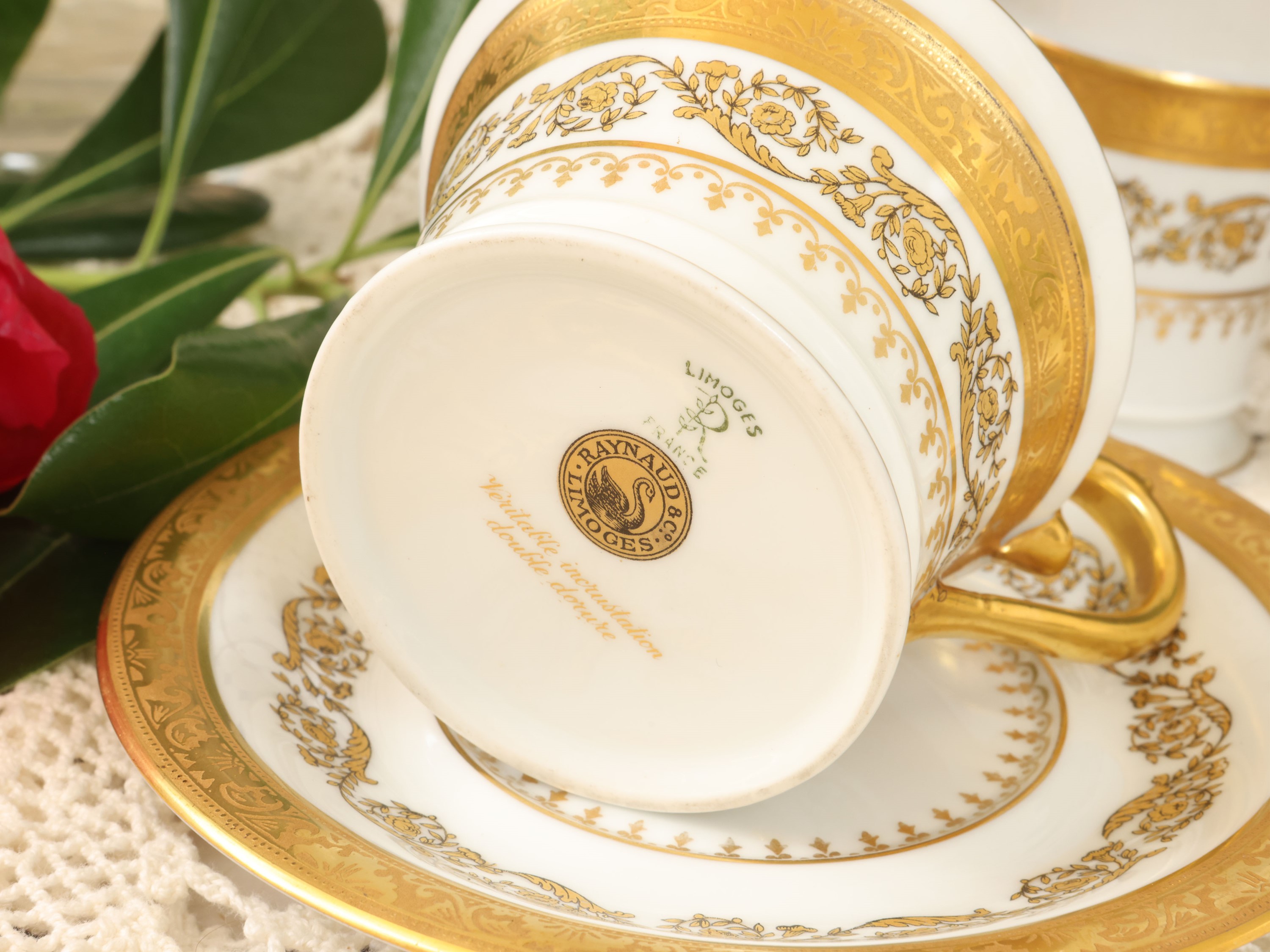 Limoges, Set da caffè tête-à-tête in porcellana dorata con decorazione floreale e tazzine