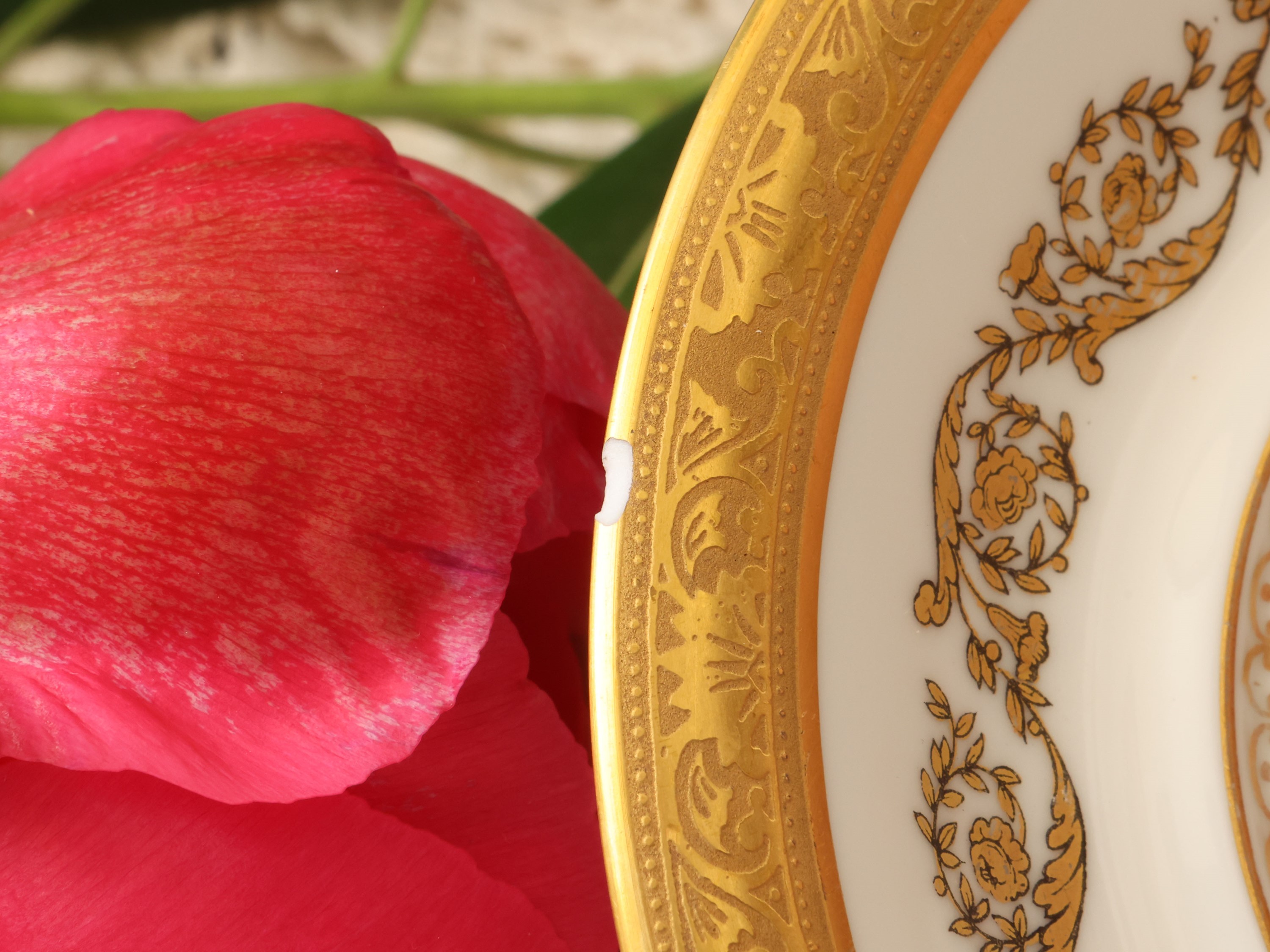 Limoges, Set da caffè tête-à-tête in porcellana dorata con decorazione floreale e tazzine