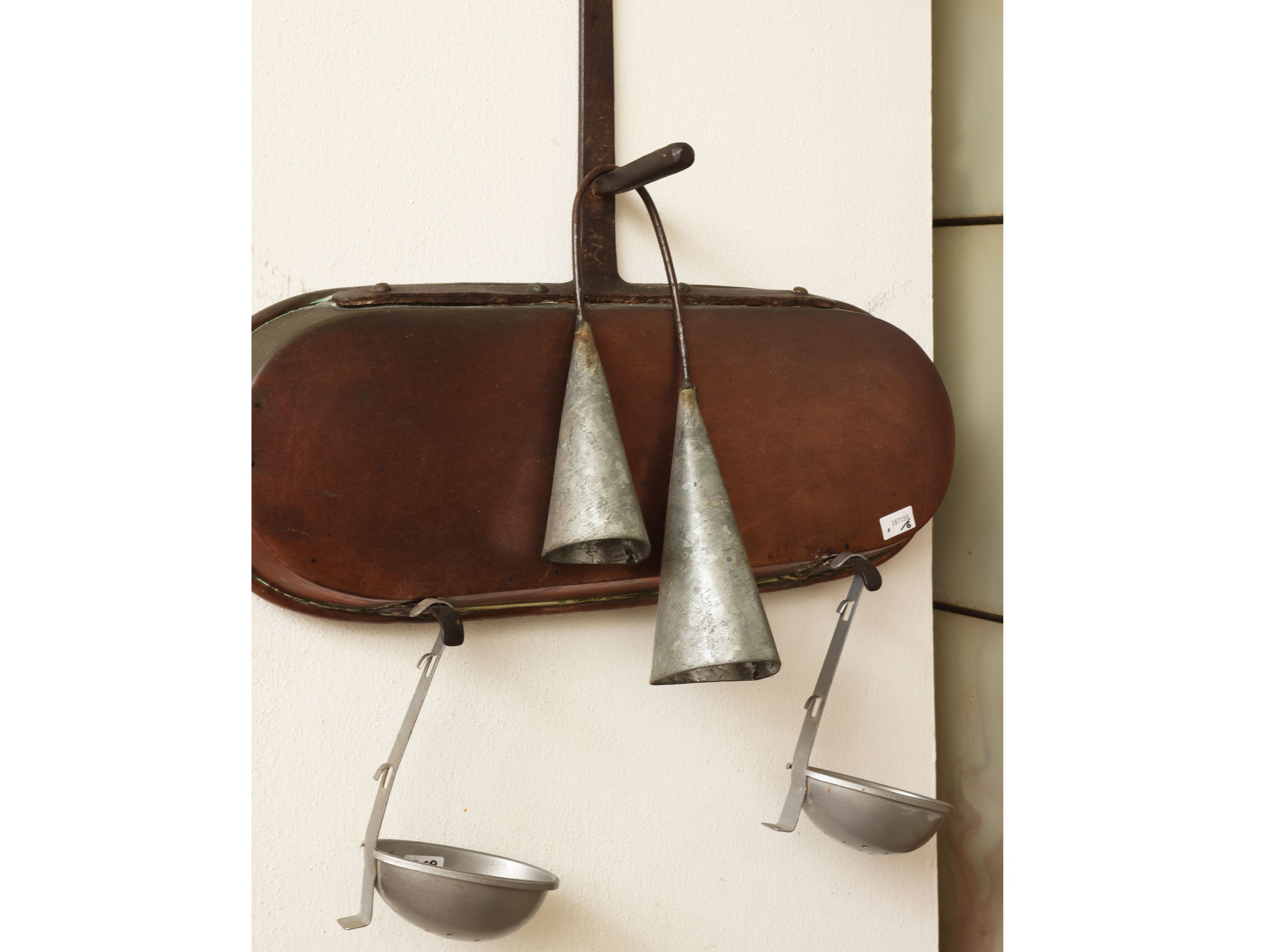 Accessori rustici, grande bacile in ottone con accessori in rame e alluminio