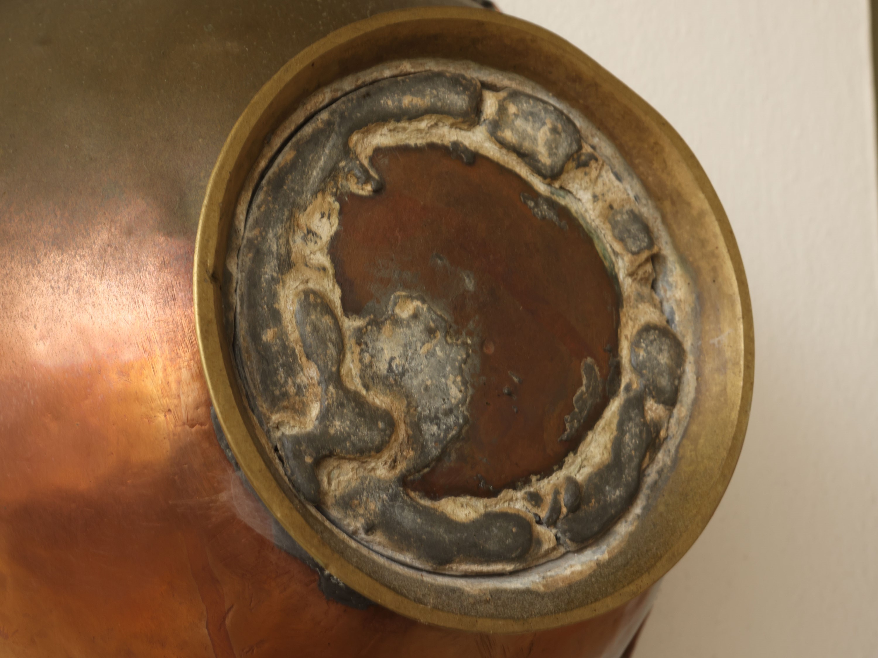 Accessori rustici, grande bacile in ottone con accessori in rame e alluminio