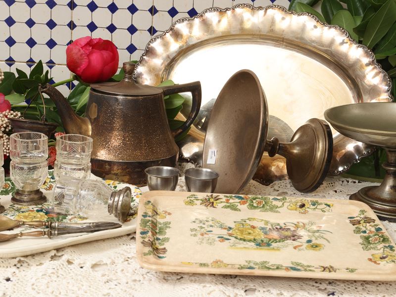 Alzate e accessori per la tavola, metallo argentato e terraglia Mason’s (alzate h 12 cm)
