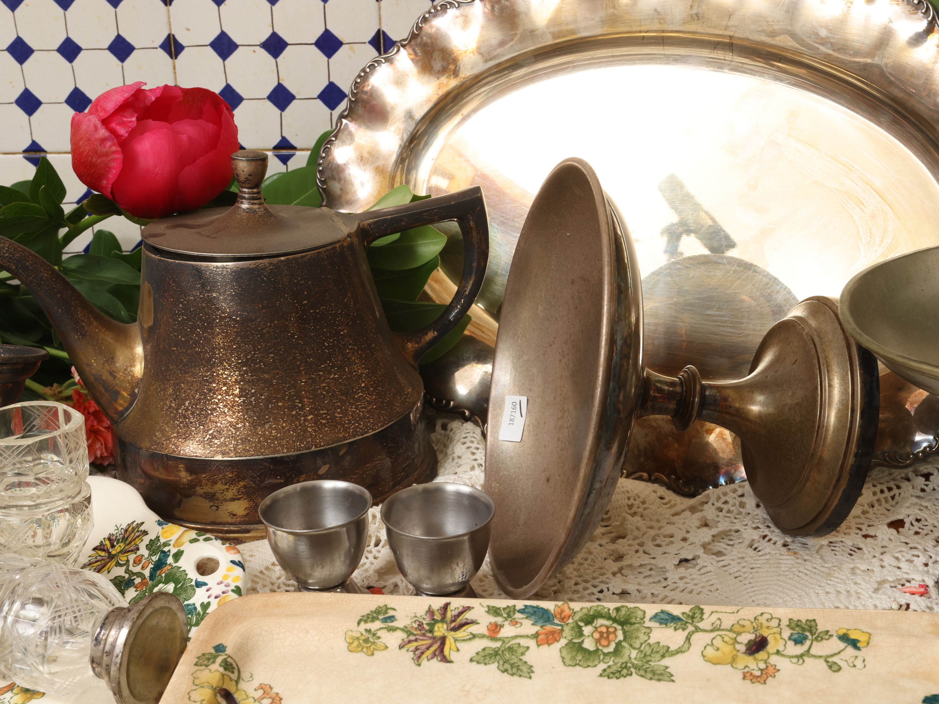 Alzate e accessori per la tavola, metallo argentato e terraglia Mason’s (alzate h 12 cm)