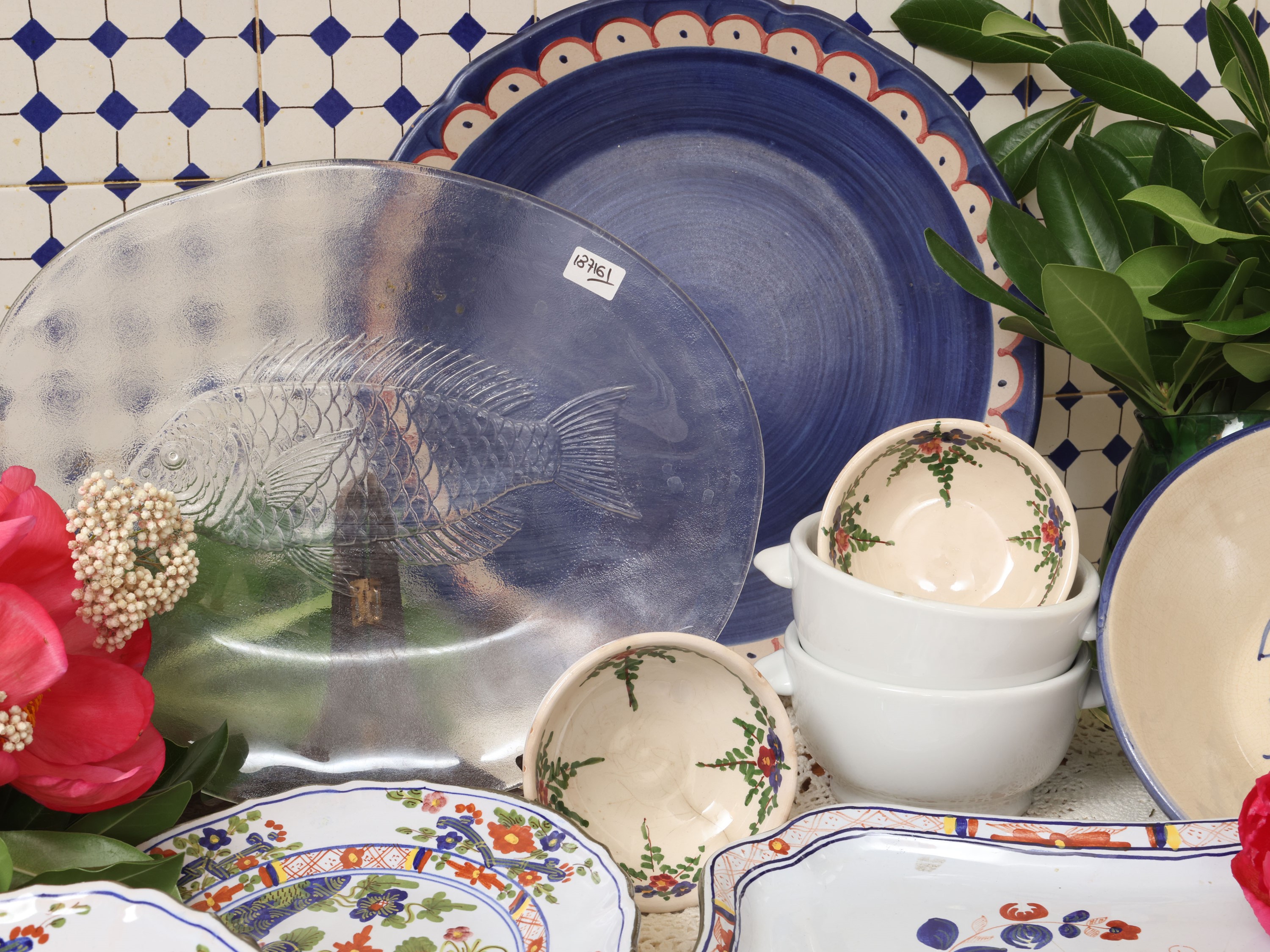 Accessori da tavola rustici, set in ceramica decorata e vetro