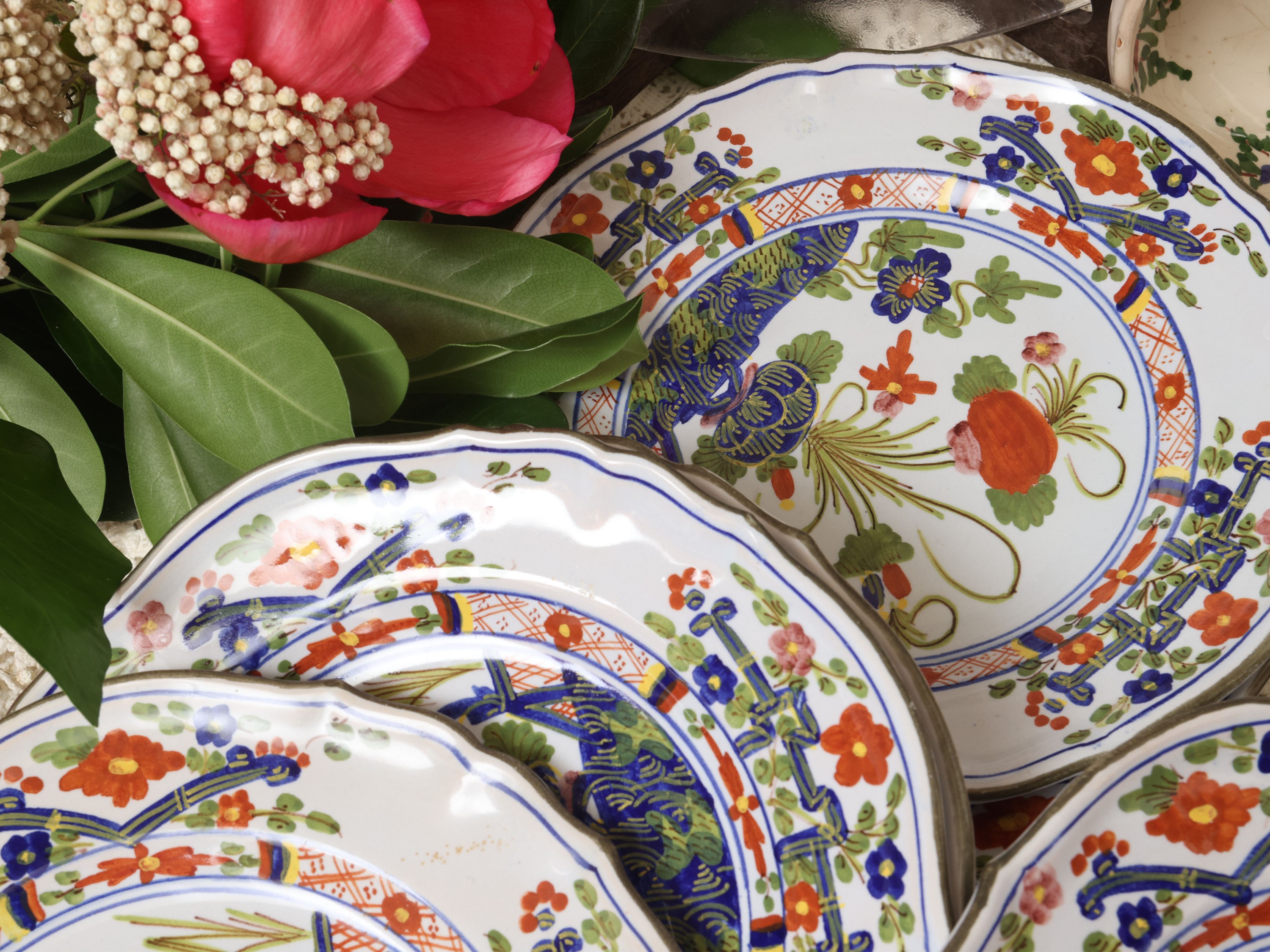 Accessori da tavola rustici, set in ceramica decorata e vetro