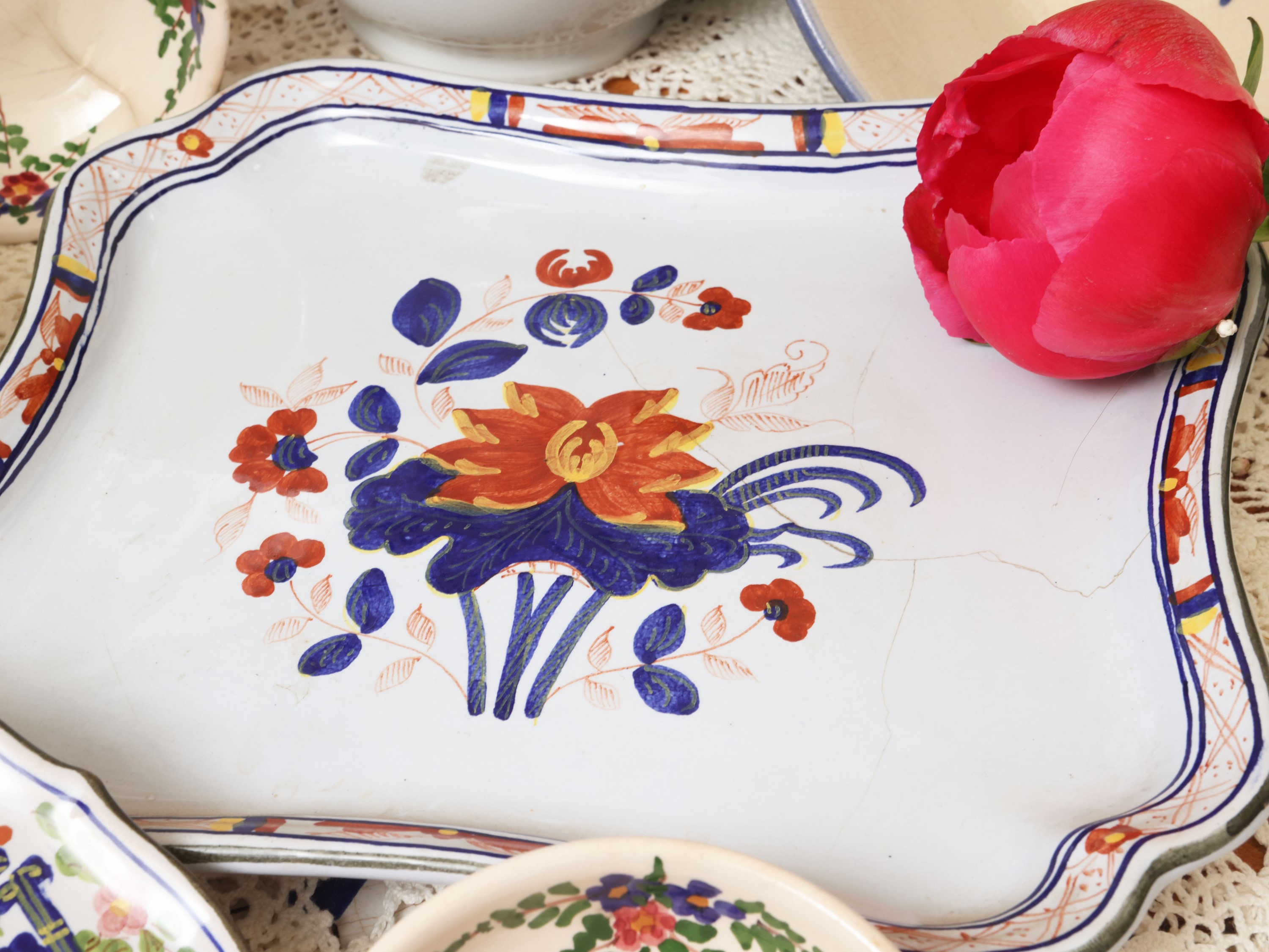 Accessori da tavola rustici, set in ceramica decorata e vetro