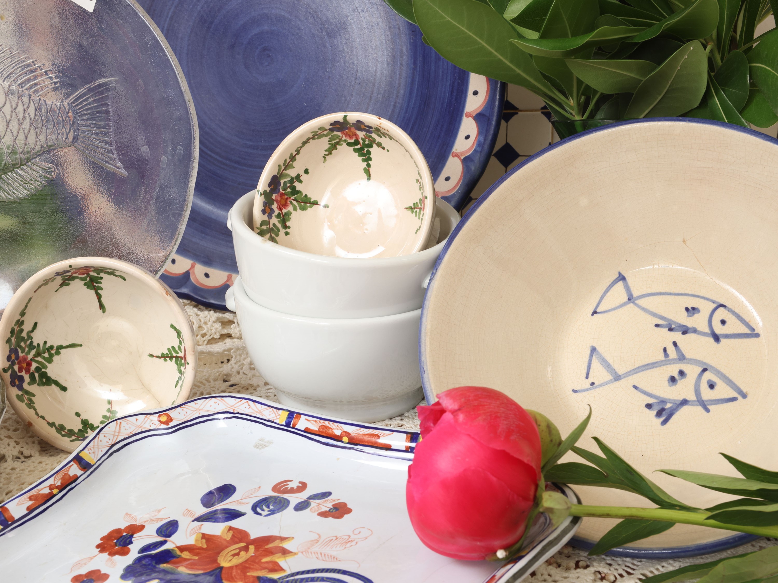 Accessori da tavola rustici, set in ceramica decorata e vetro