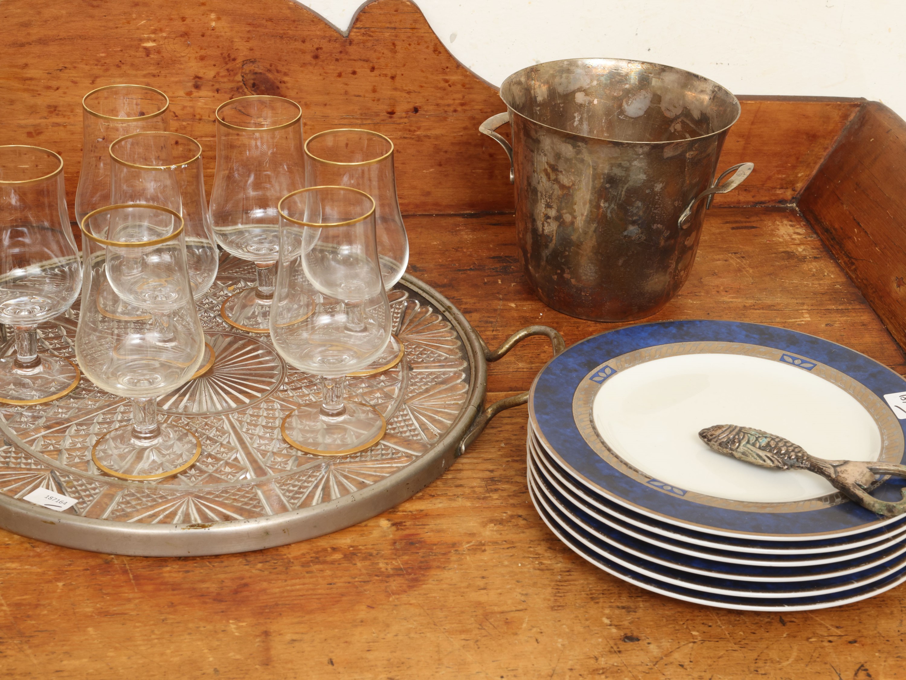 Accessori per aperitivi, piattini in porcellana con bordo blu e argento, vassoio in cristallo mol...