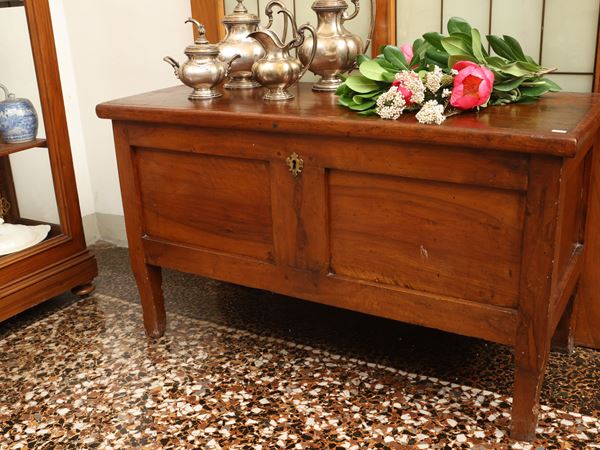 Piccola cassapanca rustica in noce  - Asta Stile fiorentino. Una raccolta privata - Maison Bibelot - Casa d'Aste Firenze - Milano