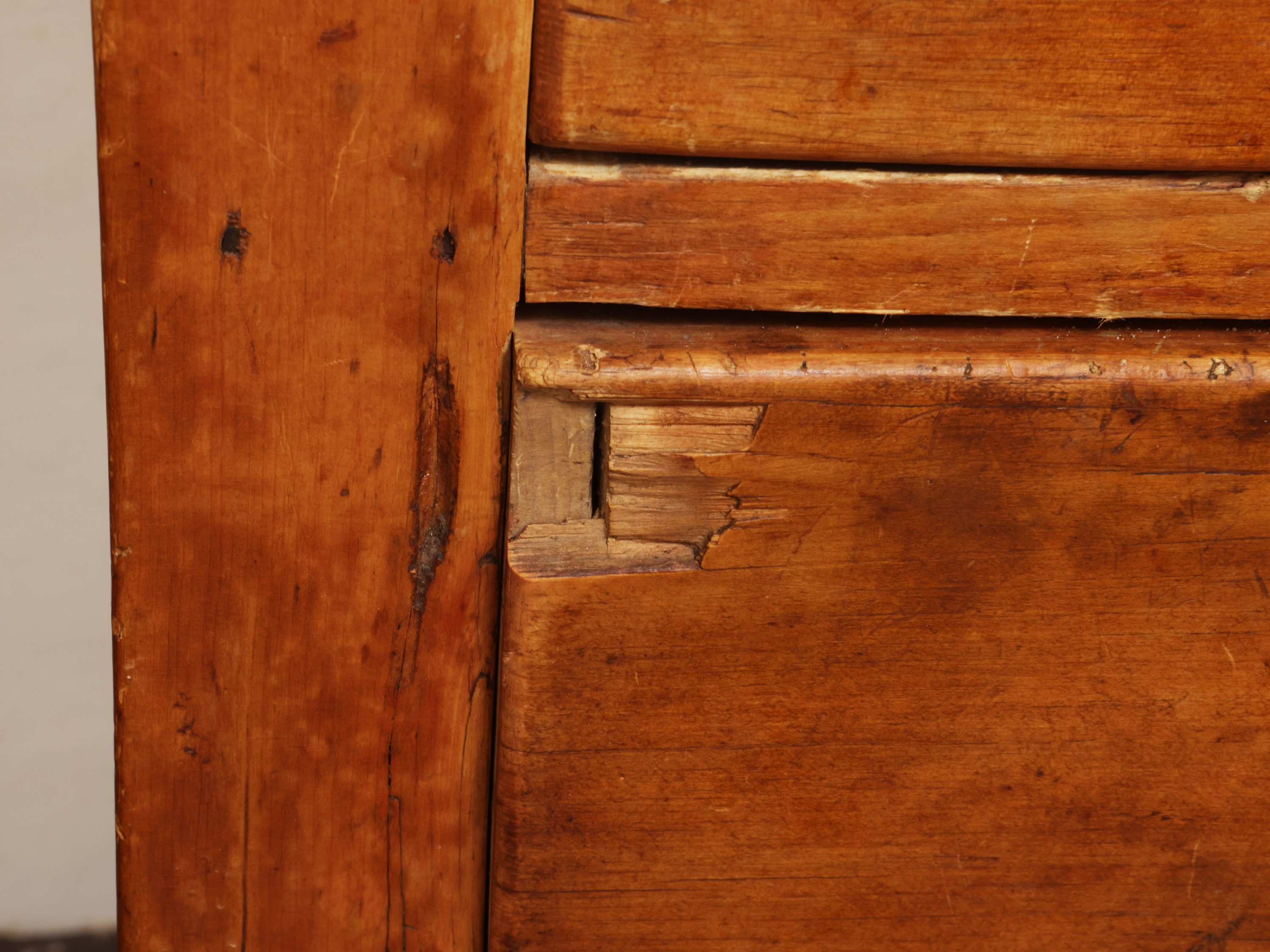 Cassettiera rustica in legno tenero, XIX secolo