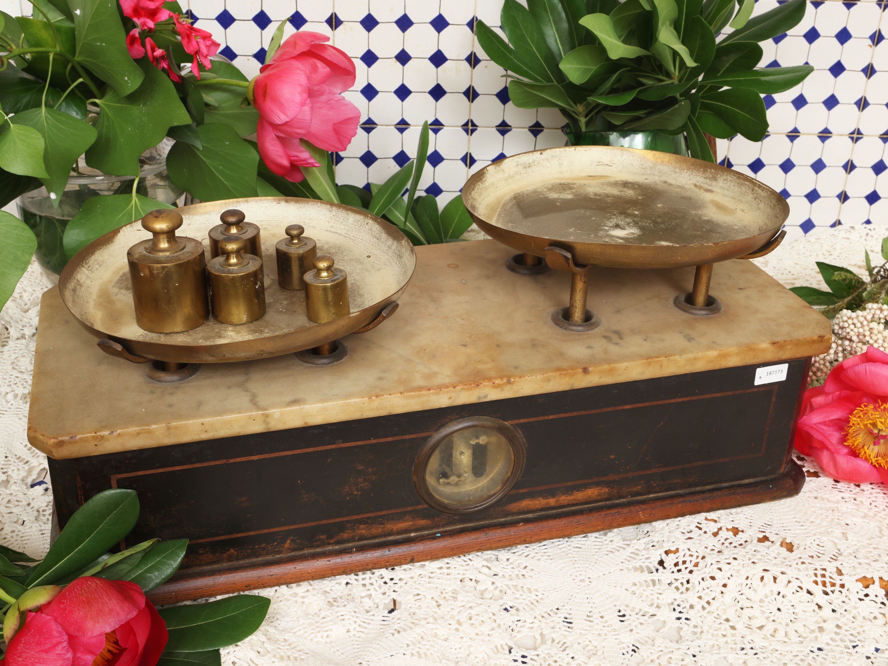 Bilancia da cucina d’epoca, piano in marmo e base in legno ebanizzato (inizio XX secolo)