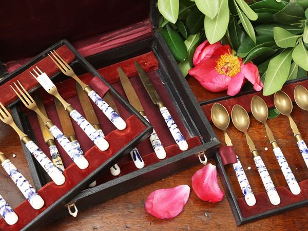 Dessert cutlery set with porcelain handle