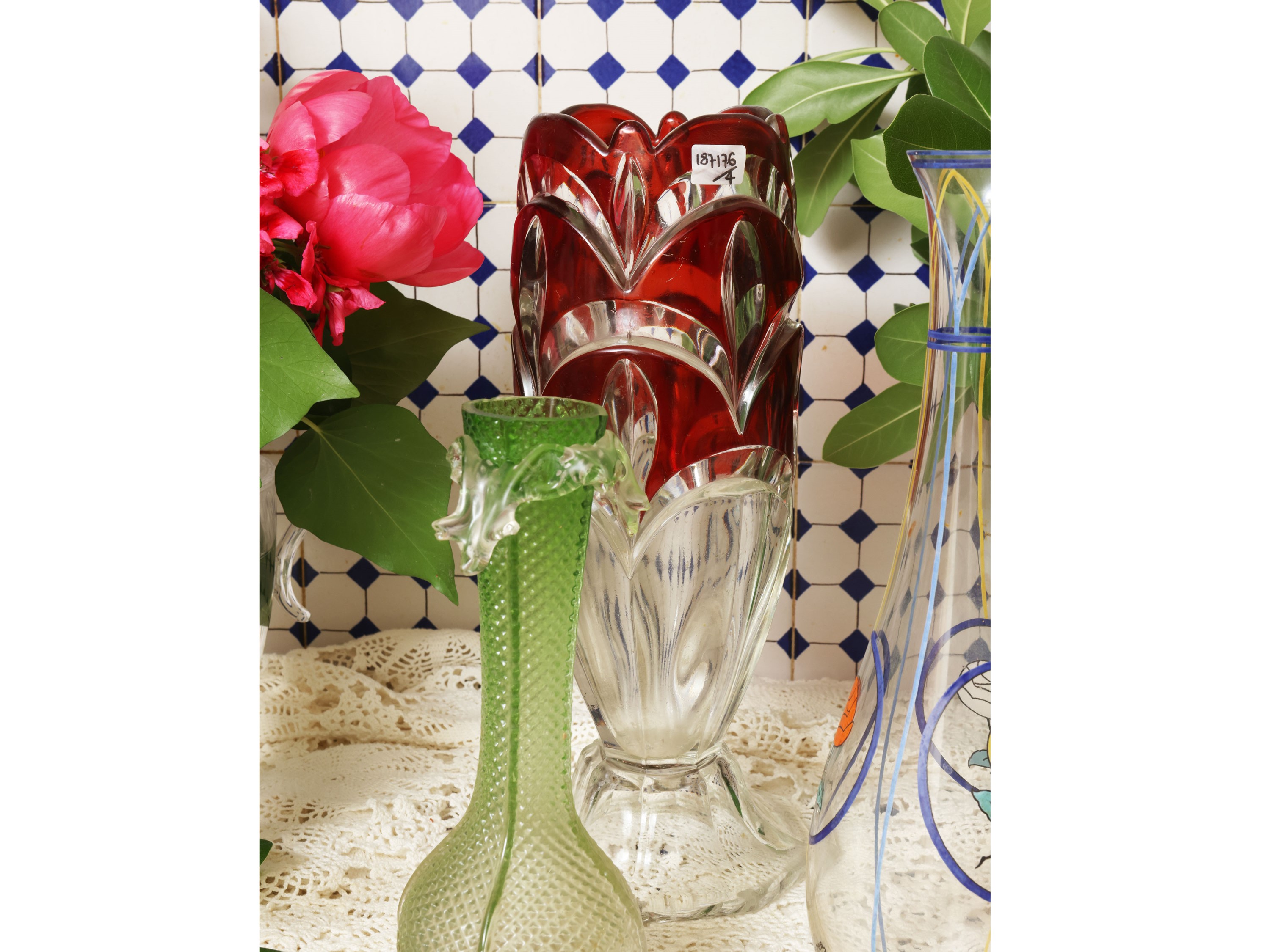 Quattro vasi da fiori, vetro e cristallo (uno doppio color rubino e uno dipinto con motivo Libert...