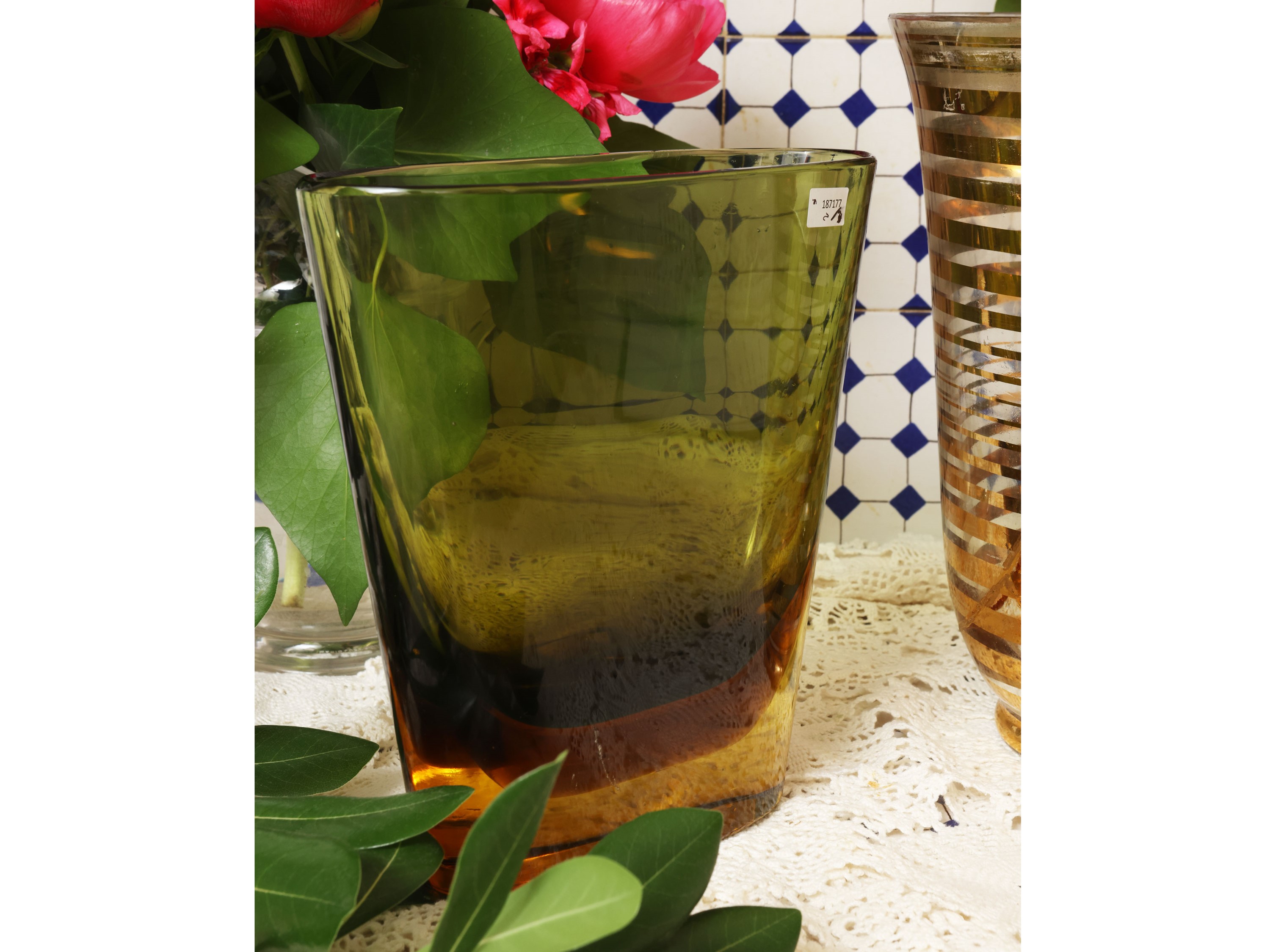 Due vasi da fiori, vetro verde oliva e vetro lumeggiato in oro
