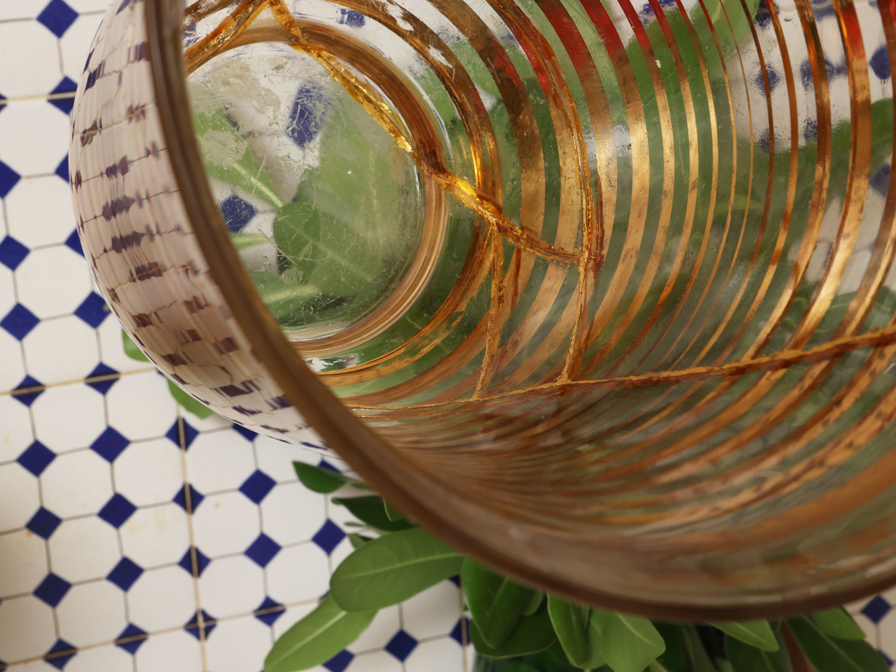 Due vasi da fiori, vetro verde oliva e vetro lumeggiato in oro