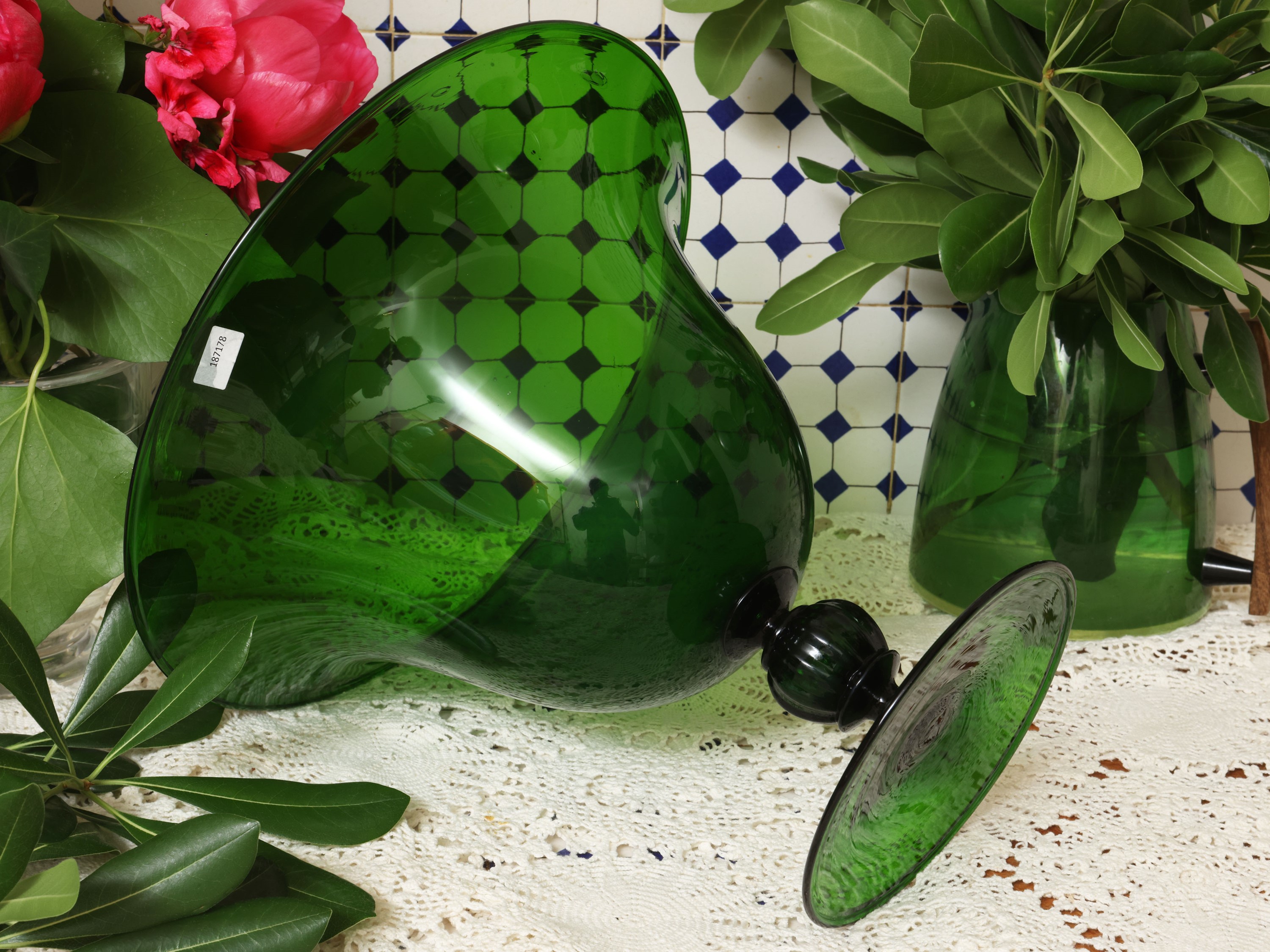 Grande centrotavola in vetro soffiato verde smeraldo, a coppa con stelo e nodo