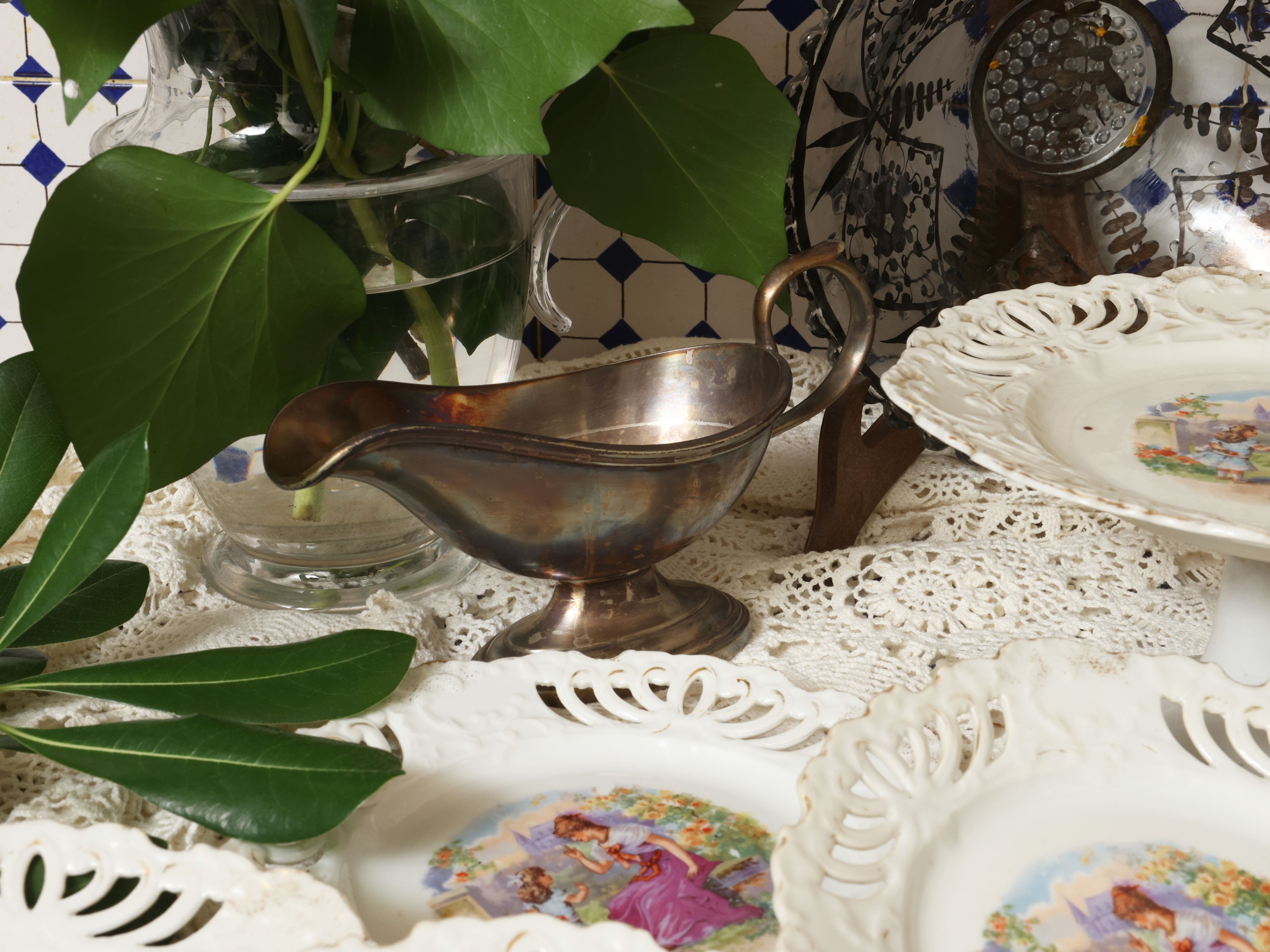 Set da brunch, composto da bicchieri in cristallo molato, caraffa e accessori da tavola
