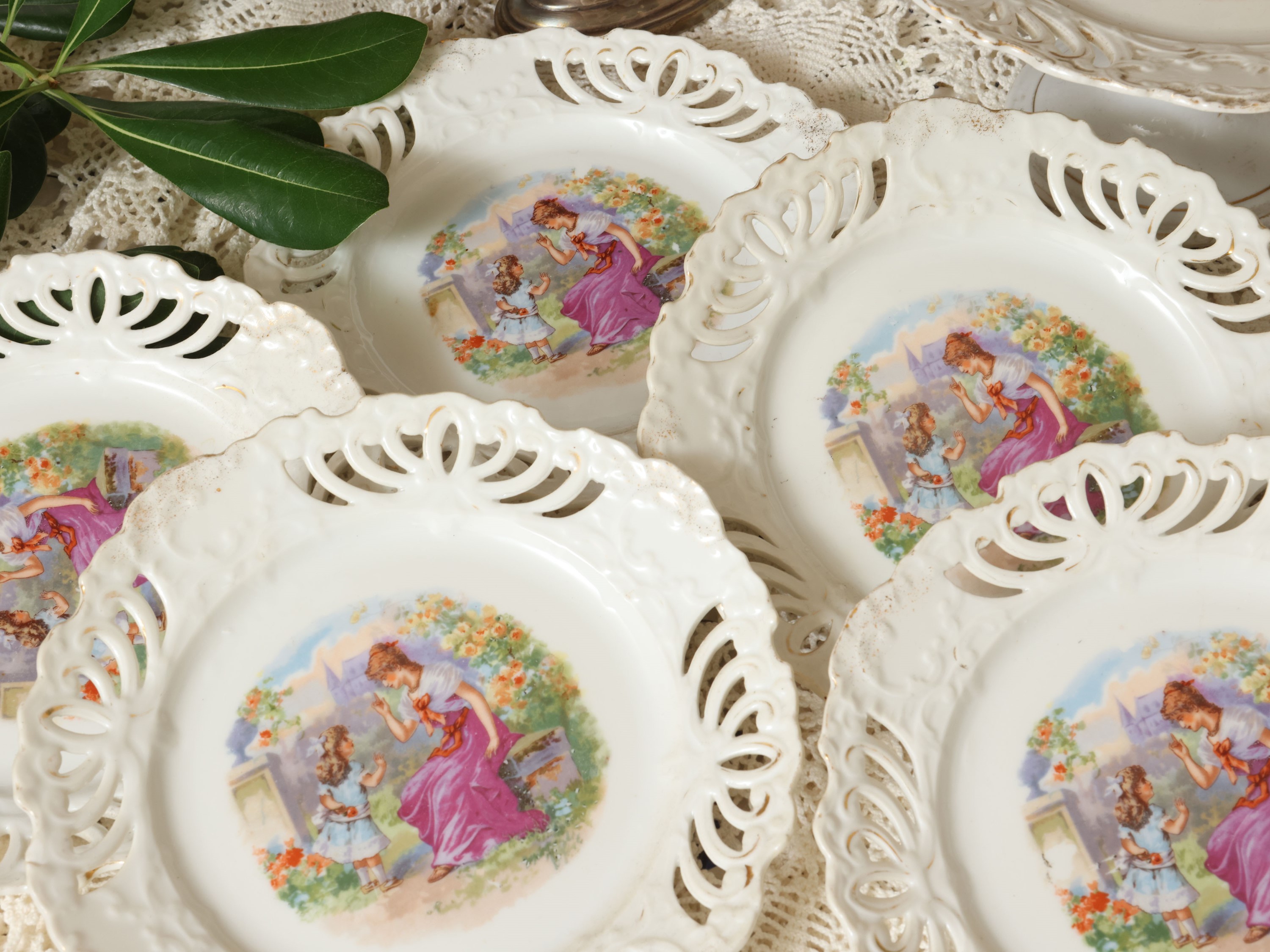 Set da brunch, composto da bicchieri in cristallo molato, caraffa e accessori da tavola