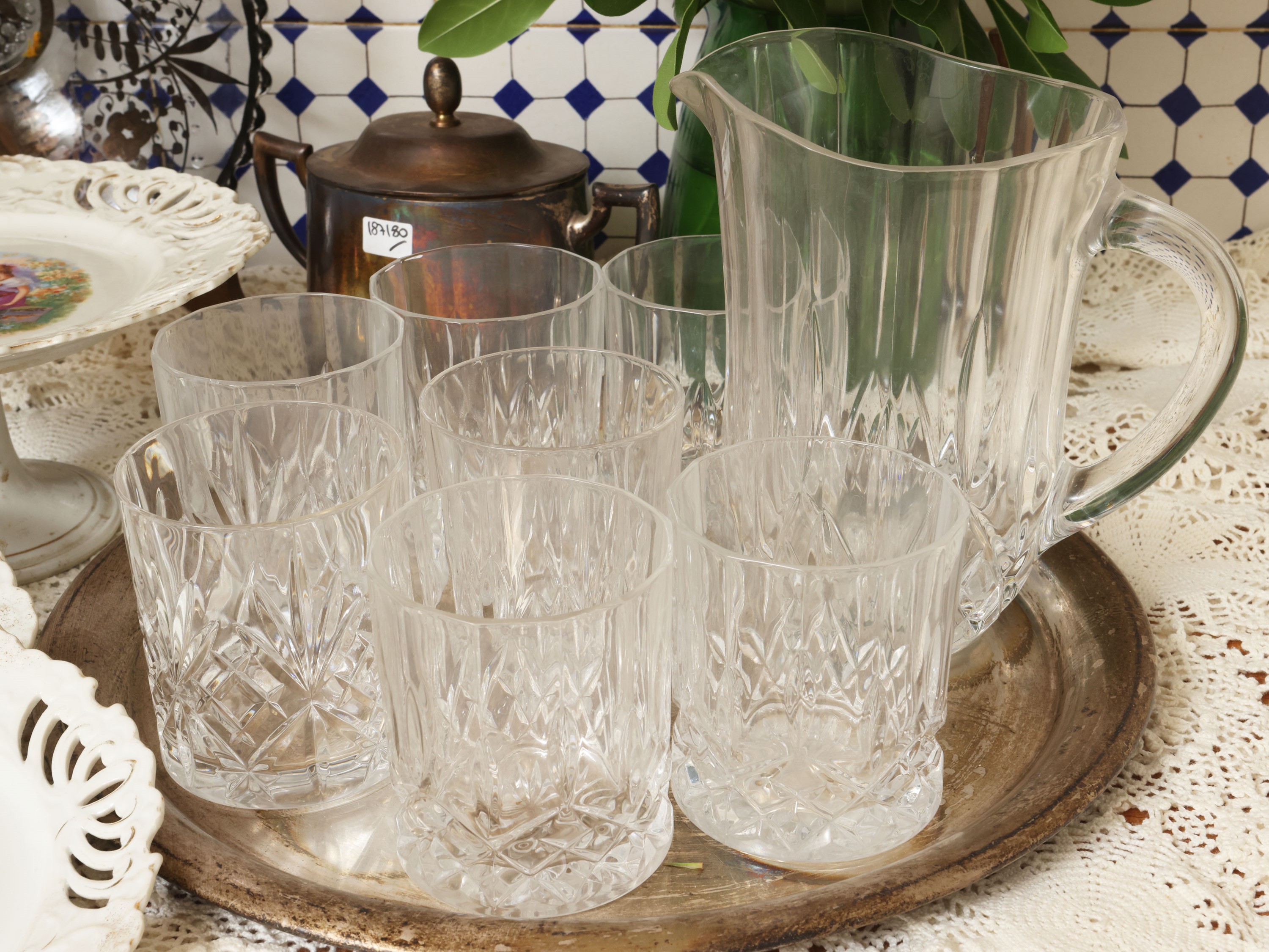 Set da brunch, composto da bicchieri in cristallo molato, caraffa e accessori da tavola