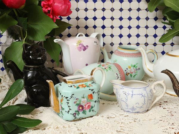 Collezione di teiere in ceramica e porcellana